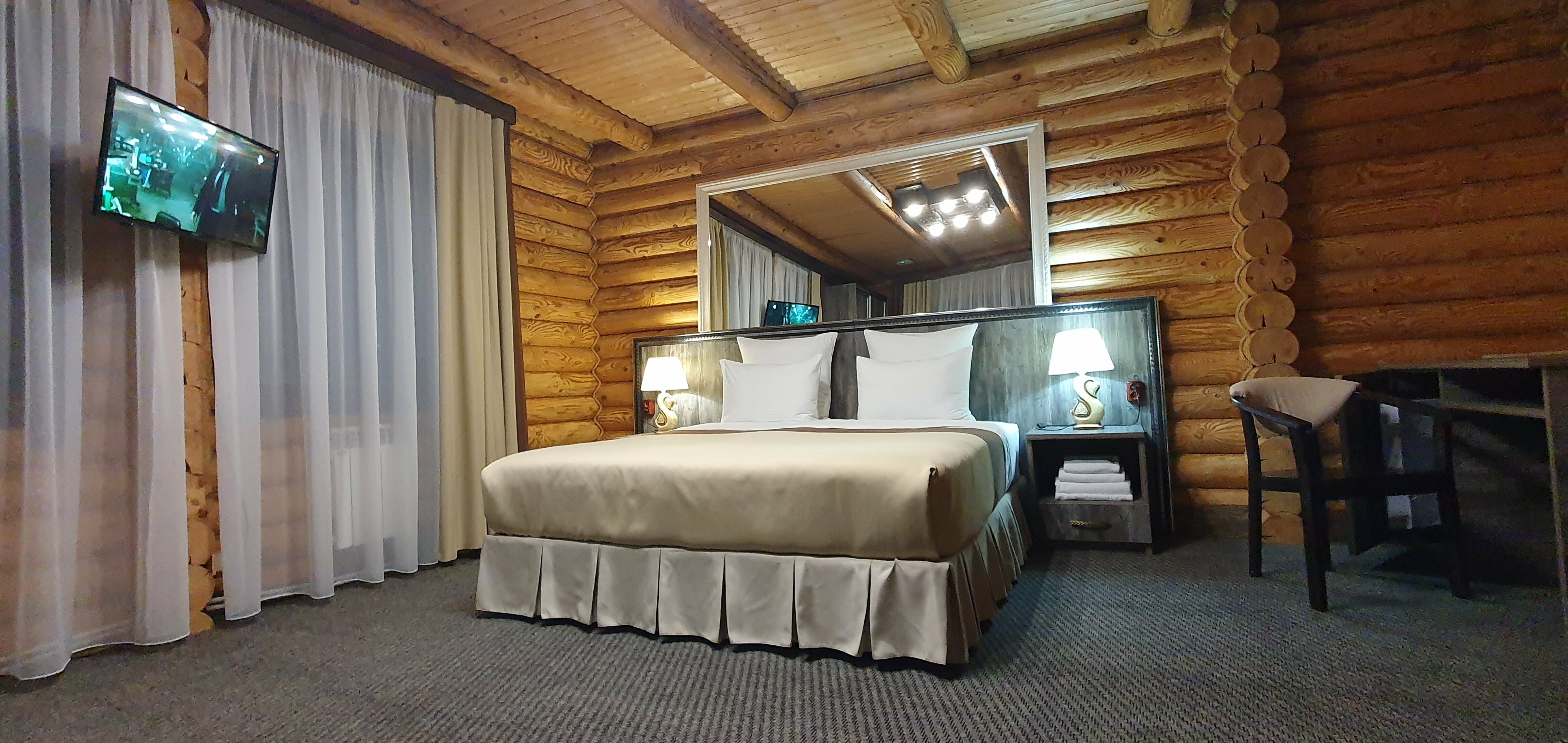 Делюкс-комфорт с двуспальной кроватью и диваном