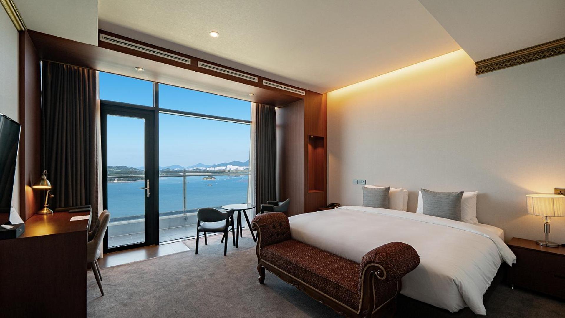 Emerald Suite with Full Ocean View + Breakfast for 4 + Yacht Discount Coupon + Karaoke Discount Coupon (available on Friday and Saturday)