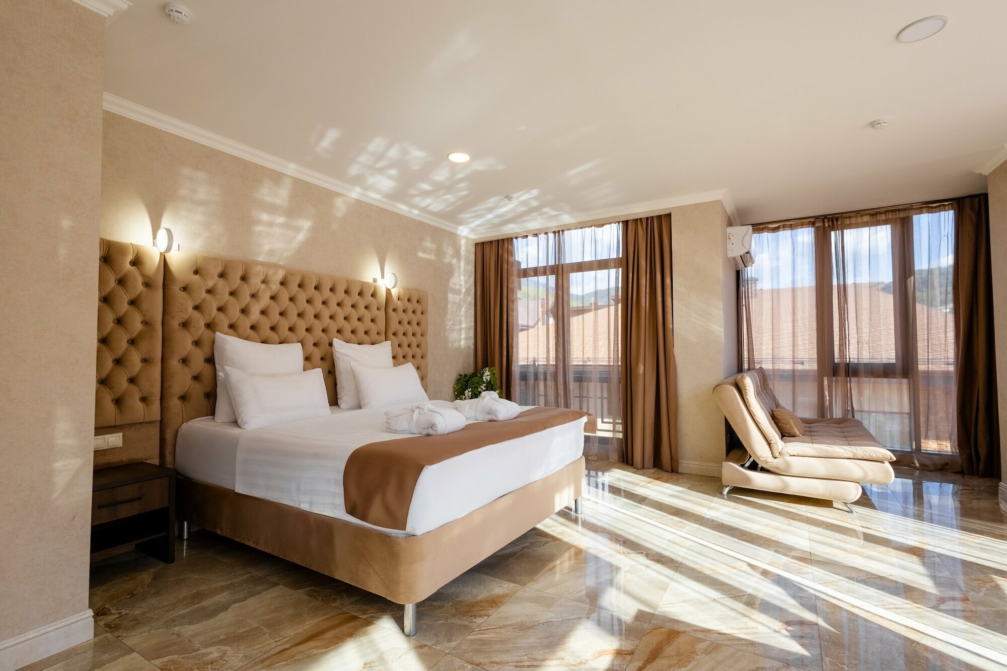 Люкс с панорамными окнами и видом на горы