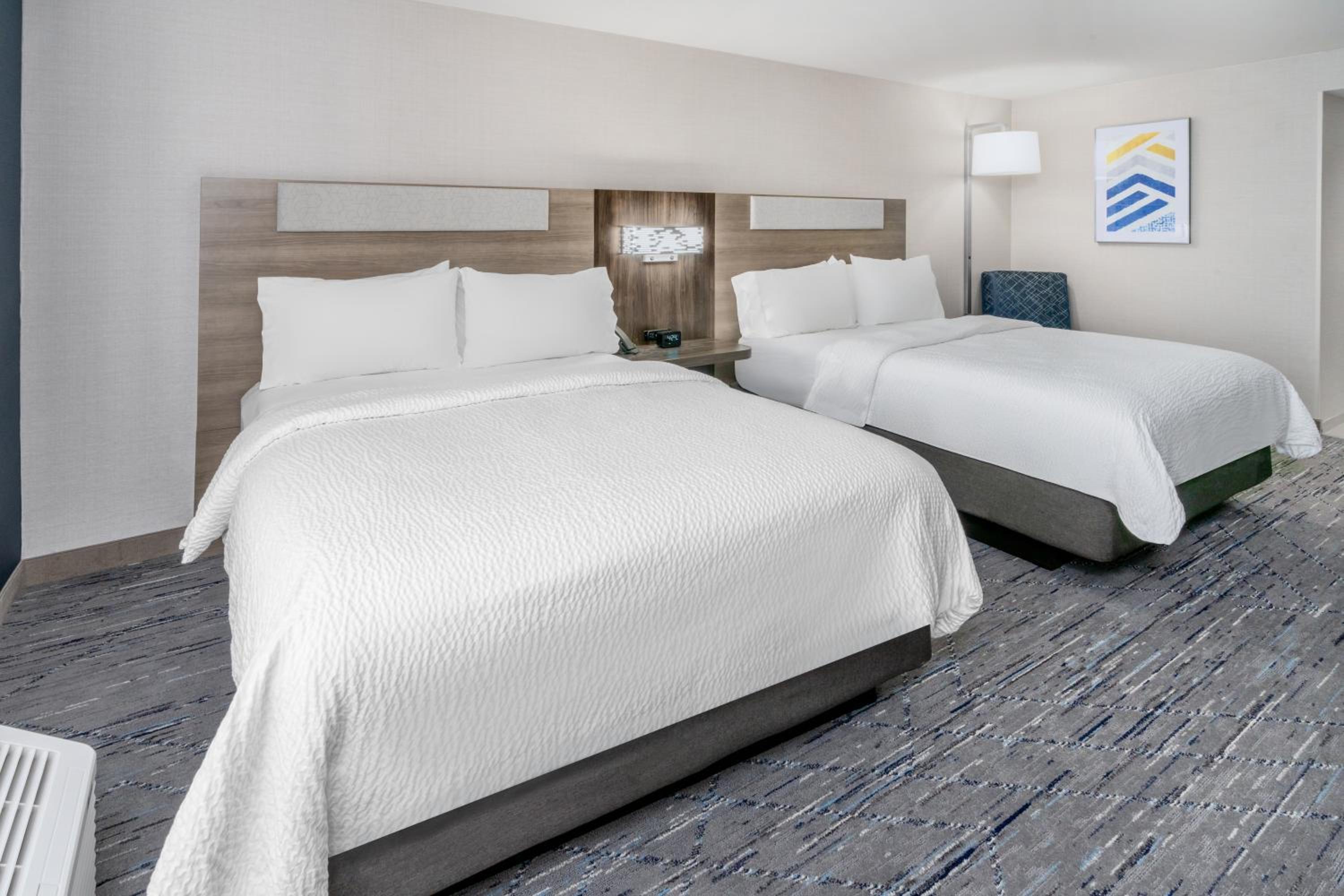 Standard Queen Room with Two Queen Beds and Tub - Mobility/Communications Accessible