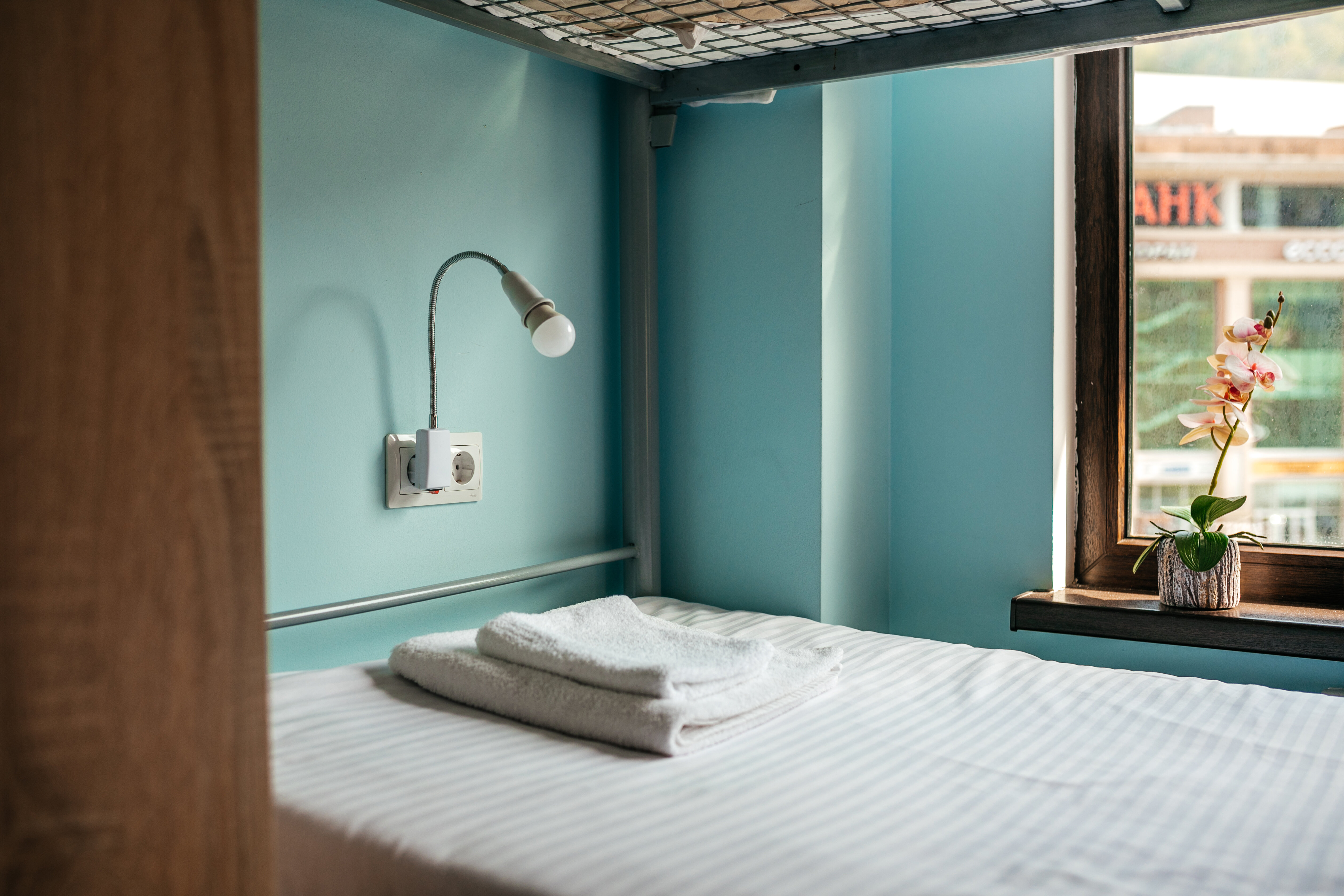 Спальное место на двухъярусной кровати в общем номере для женщин