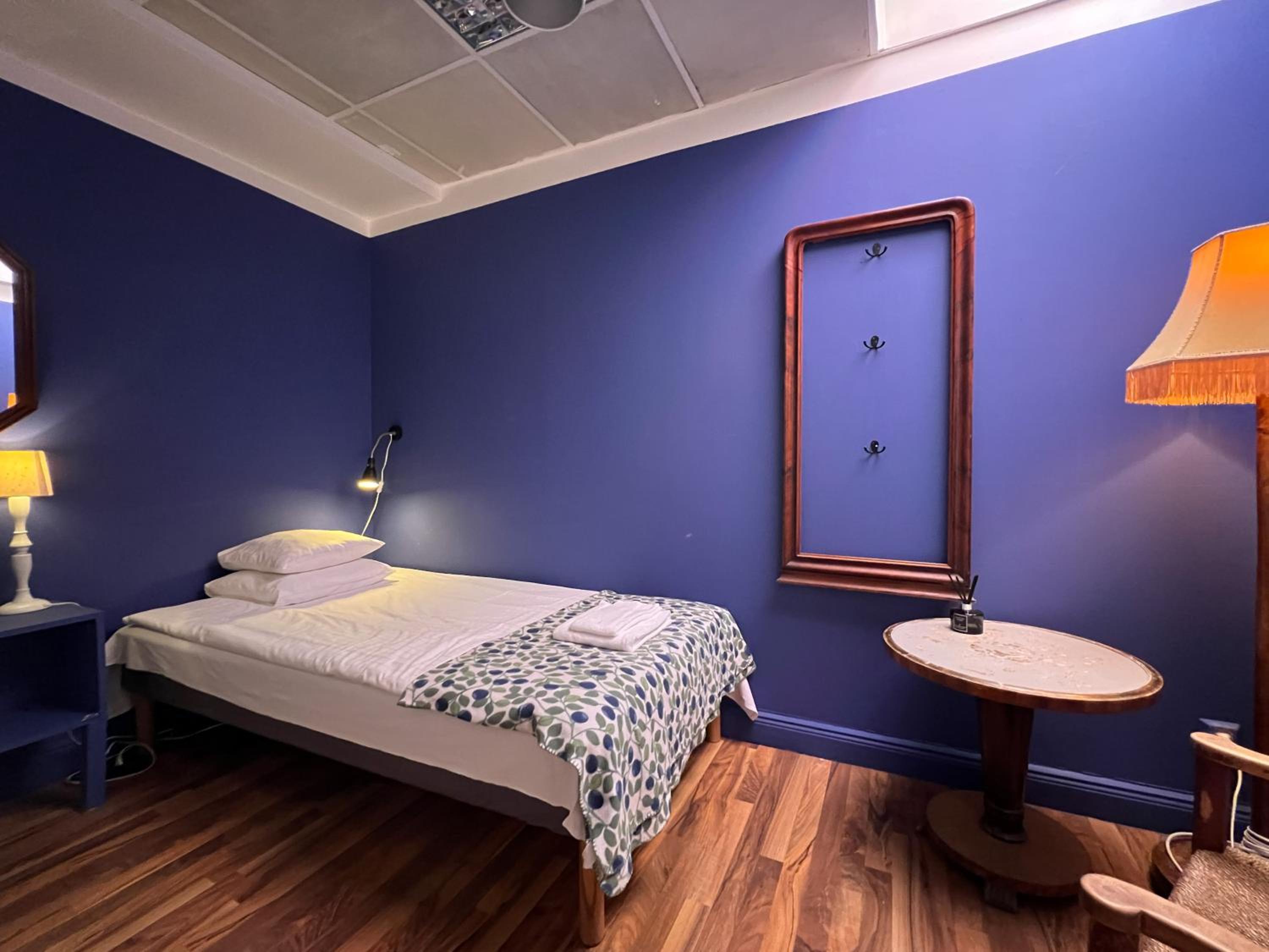 Single Room with Shared Bathroom No window (Annex)