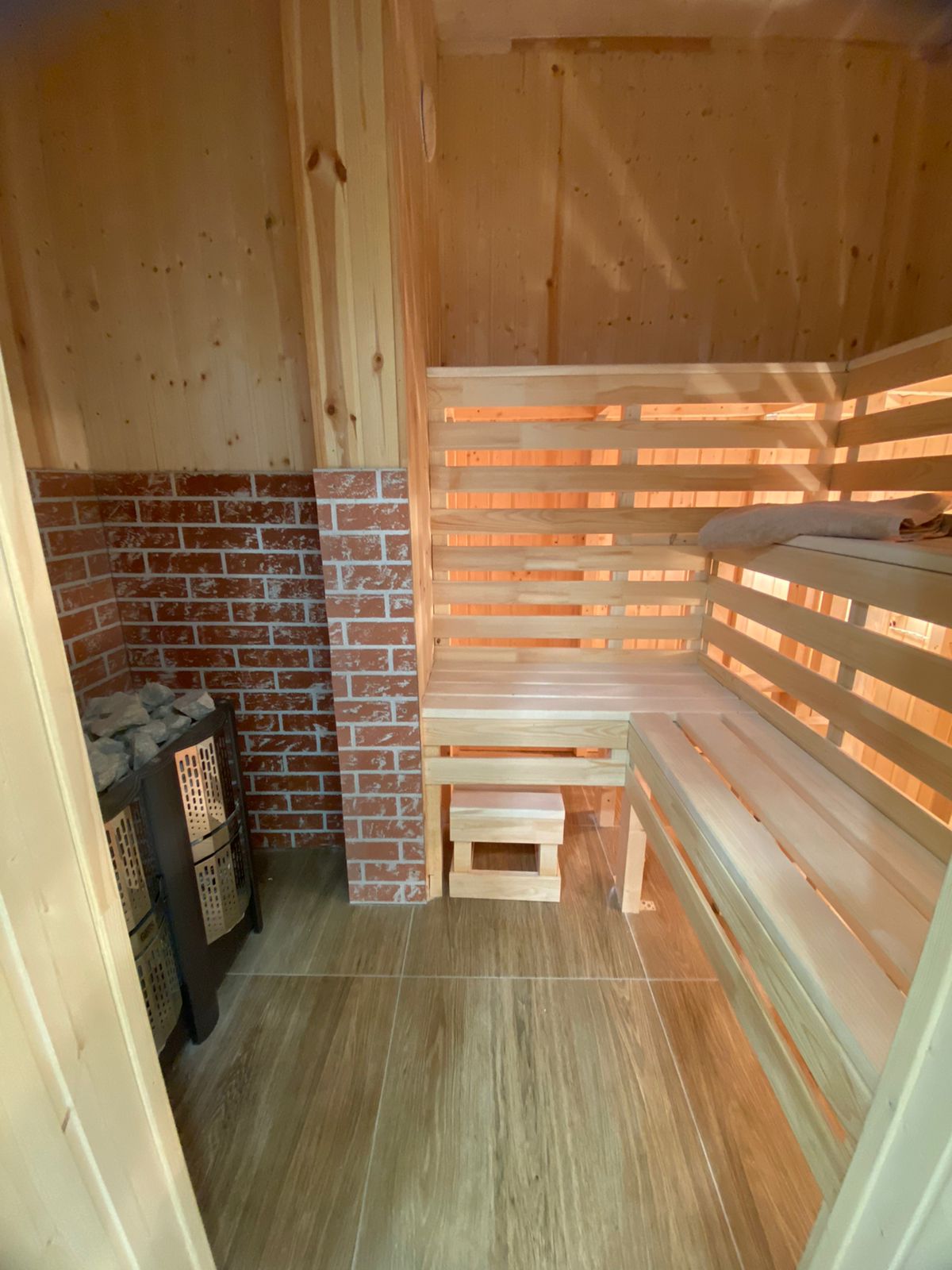 Дом с четырьмя спальнями, кухней, душем, сауной и видом на реку