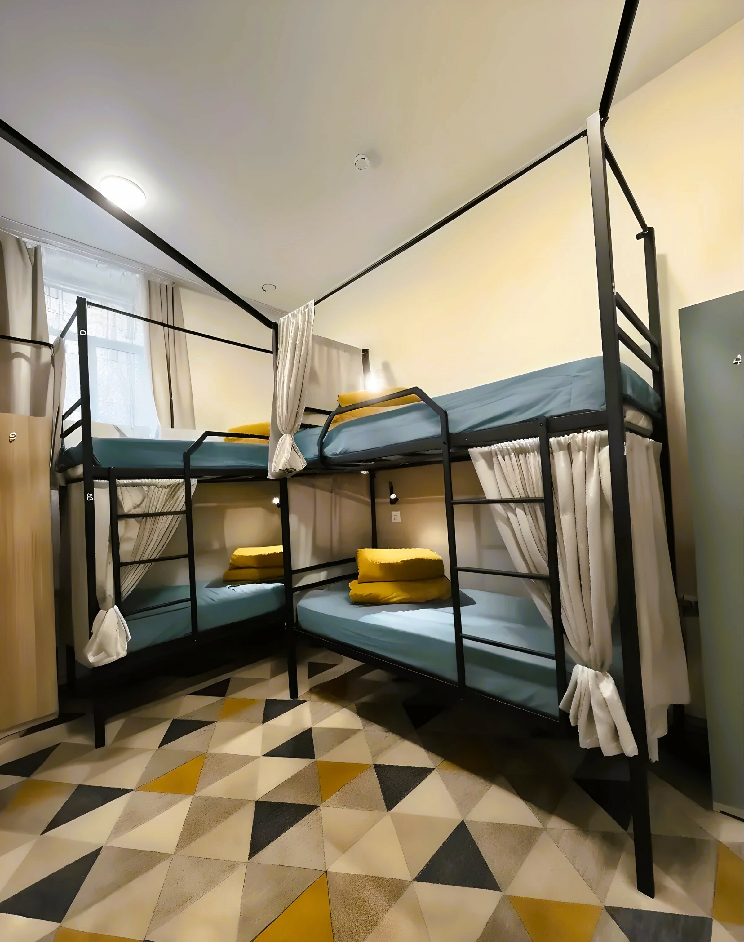 Спальное место (верхнее)на 2-х ярусной кровати в 8-ми местном номере для мужчин