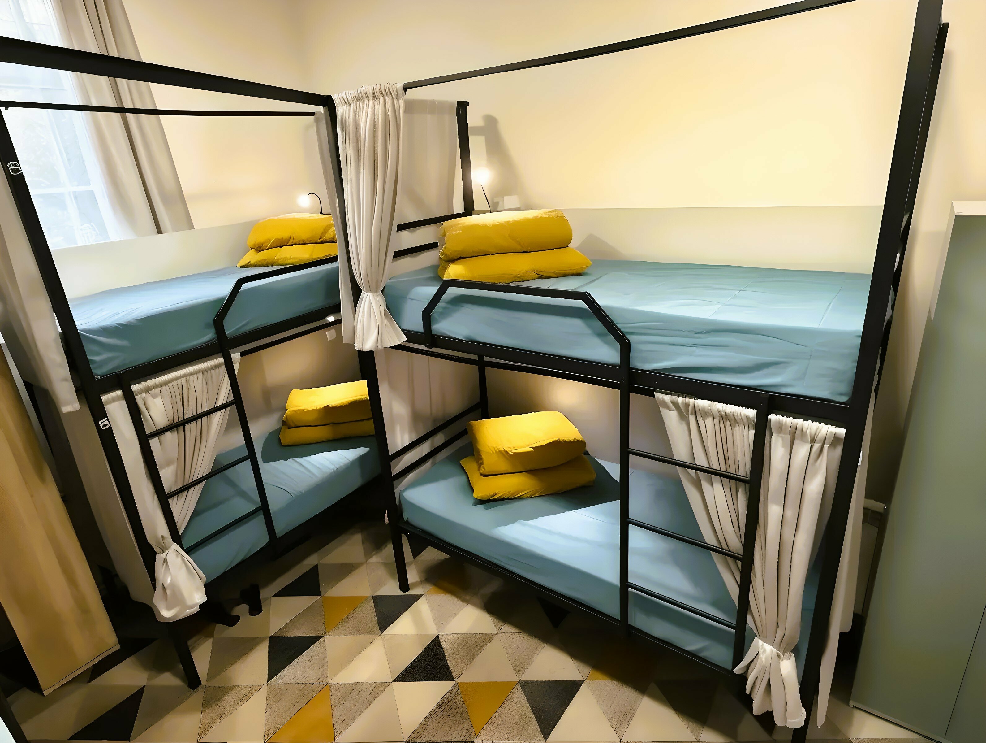 Спальное место (нижнее)на 2-х ярусной кровати в 8-ми местном номере для мужчин