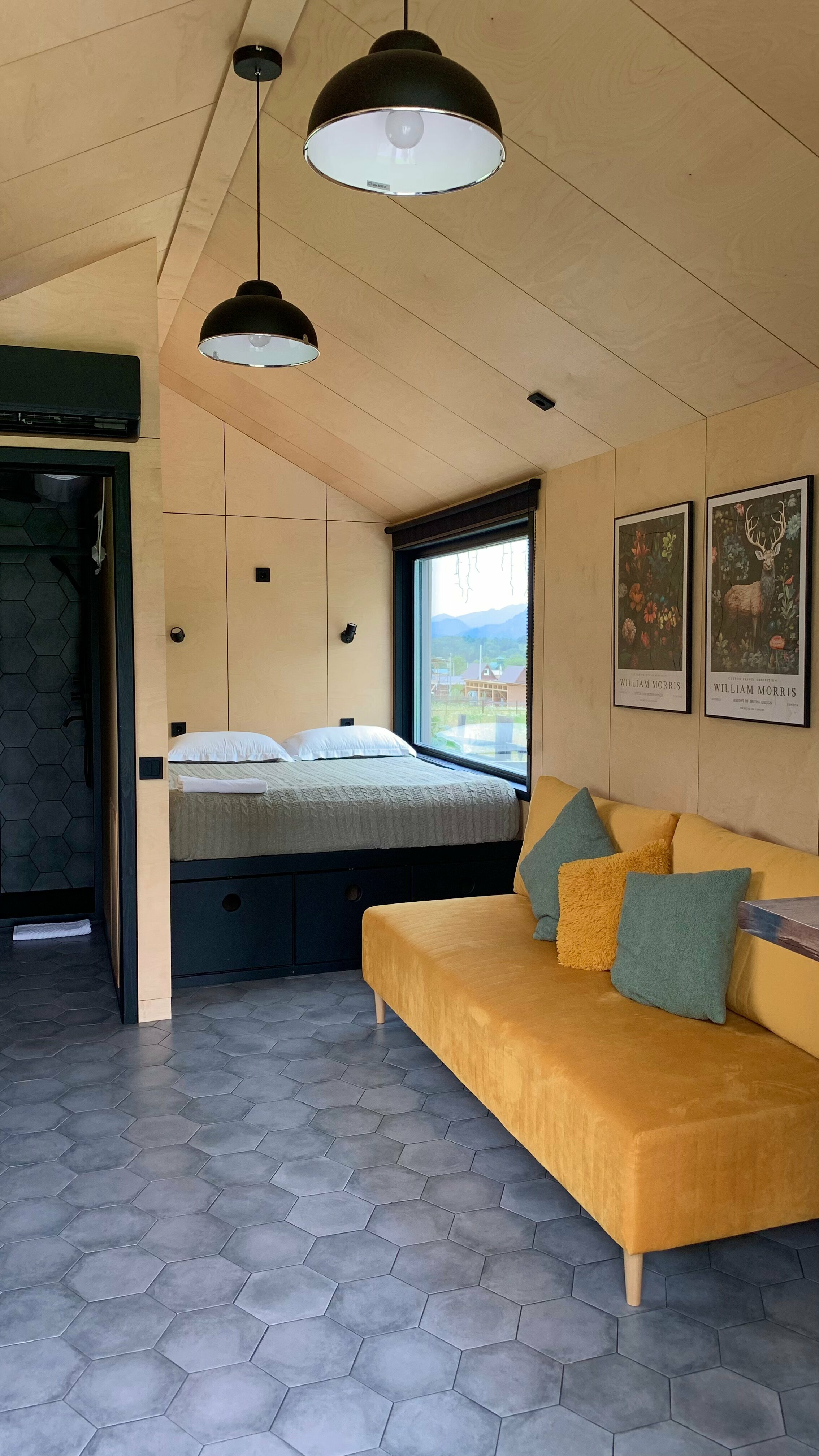 Трехместный номер с видом на горы