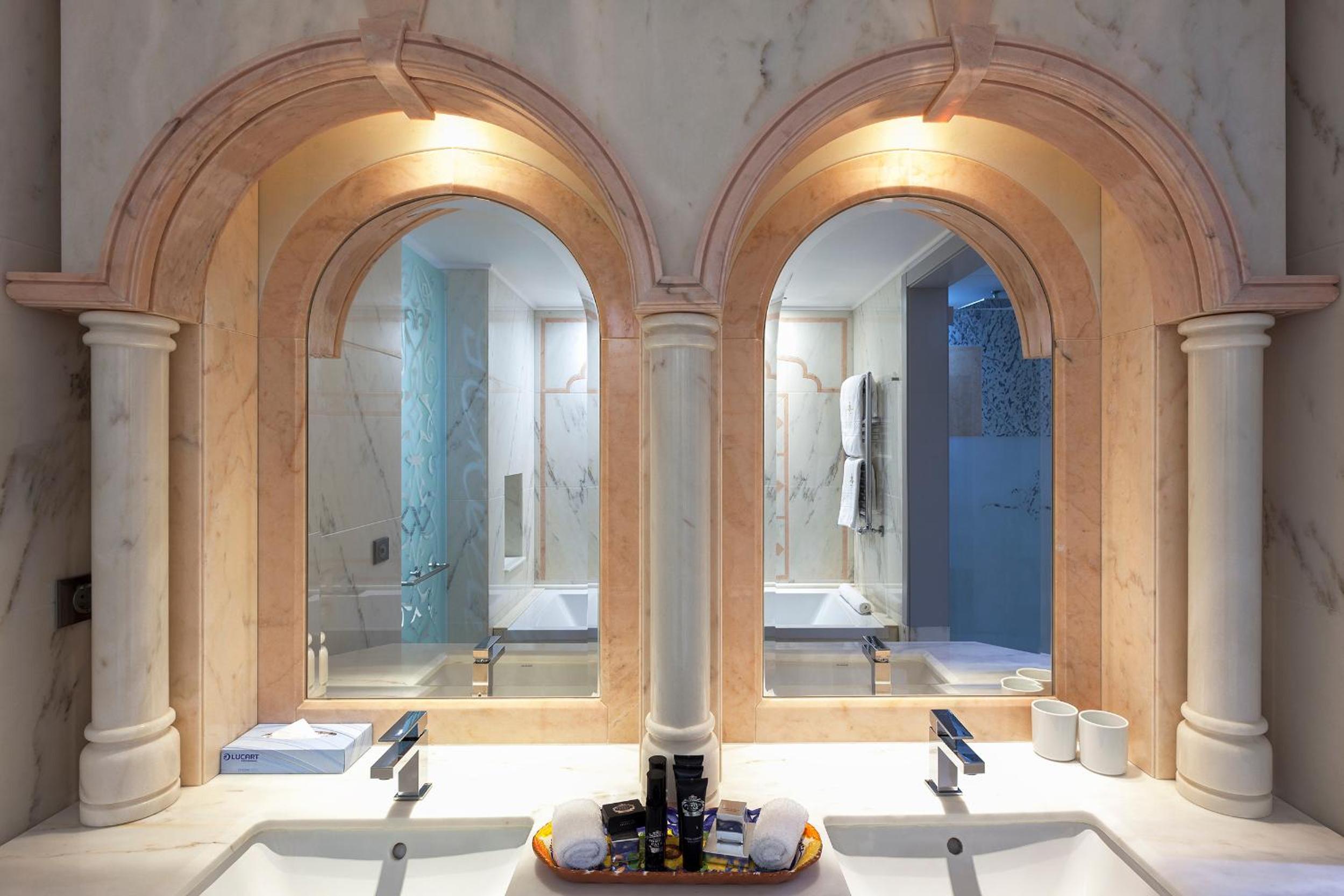 Family Suite (2 Adults + 2 Children)