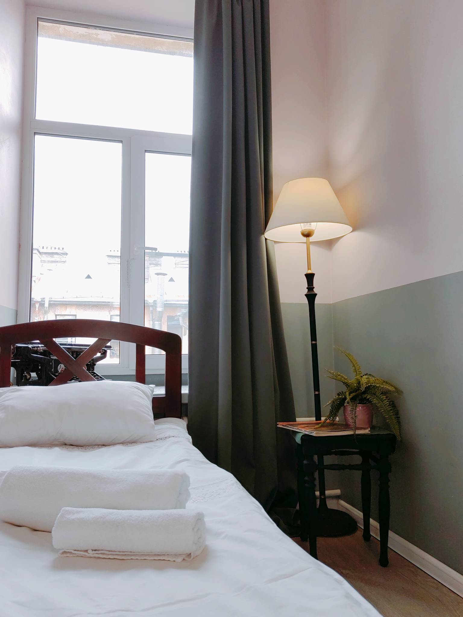 Комната "Довлатова". До метро и Невского 100 м. Бесконтактное размещение с возможностью хранения багажа.