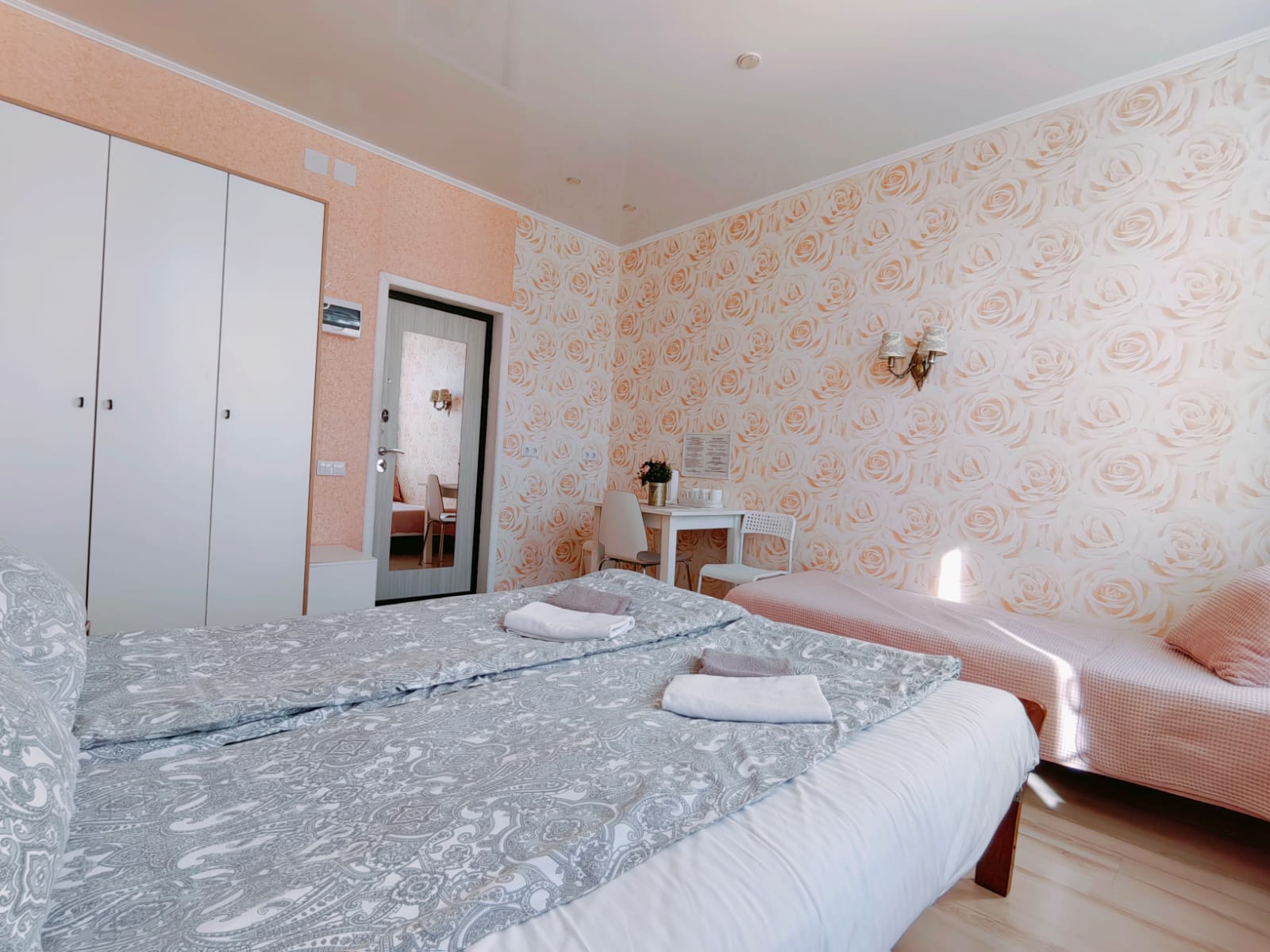 Комната "Розы". До метро и Невского 100 м. Бесконтактное размещение с возможностью хранения багажа.