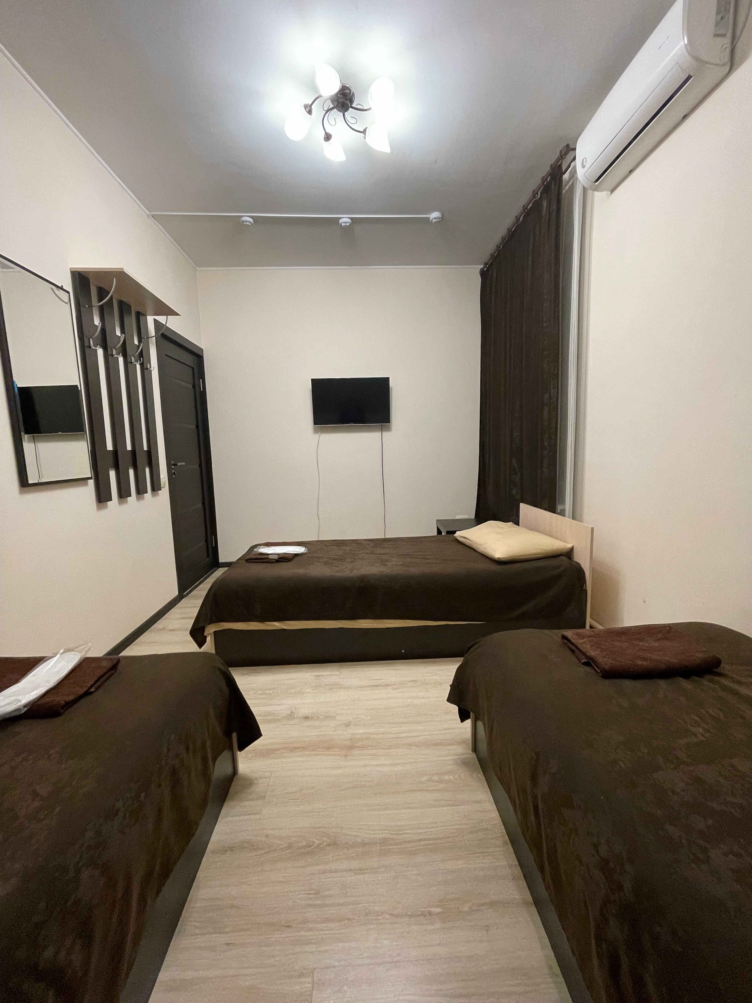 Трехместный номер с общим душем и туалетом