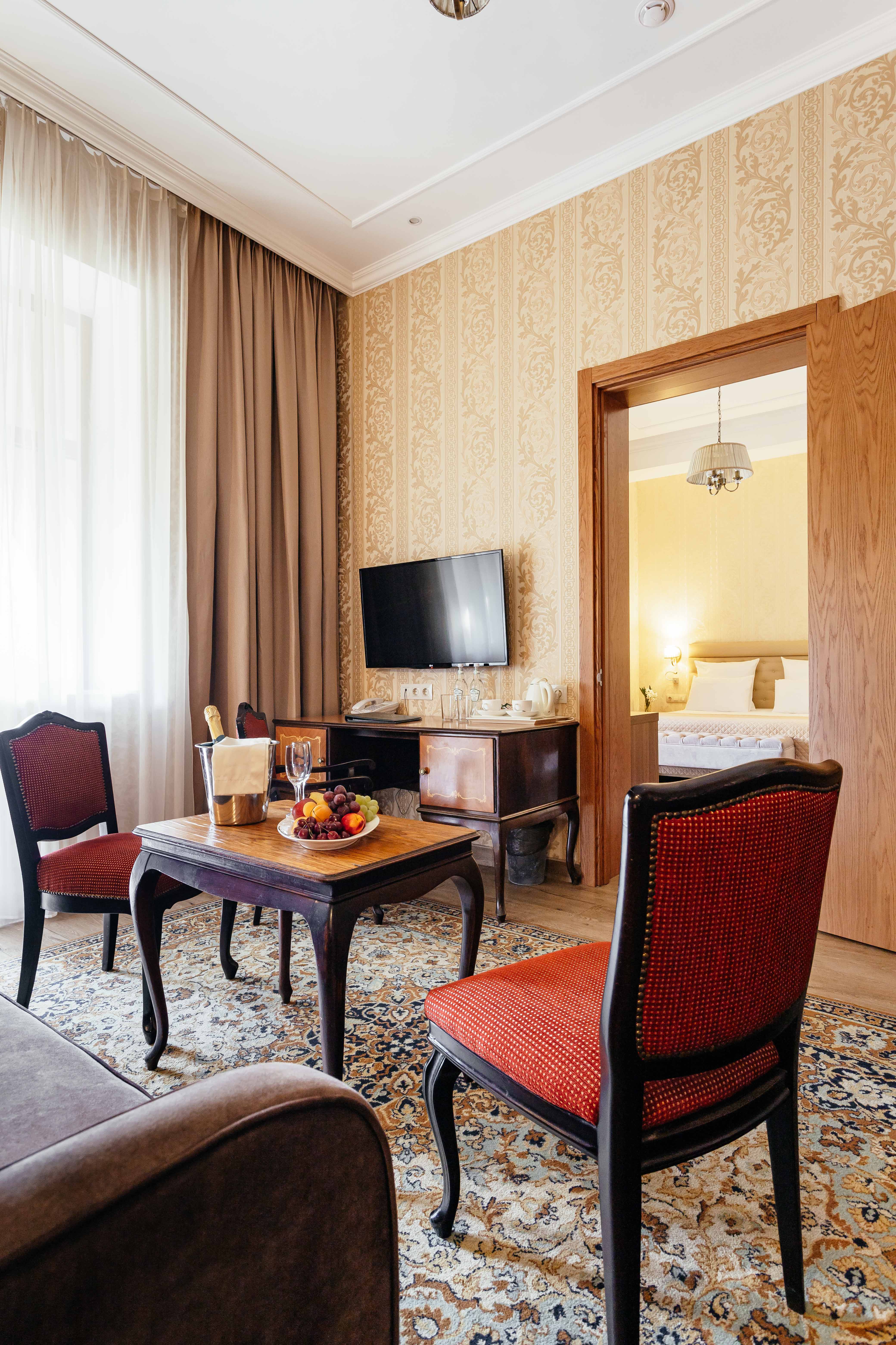 Сьюит двухкомнатный с балконом морская сторона/парк.Главный корпус 5*