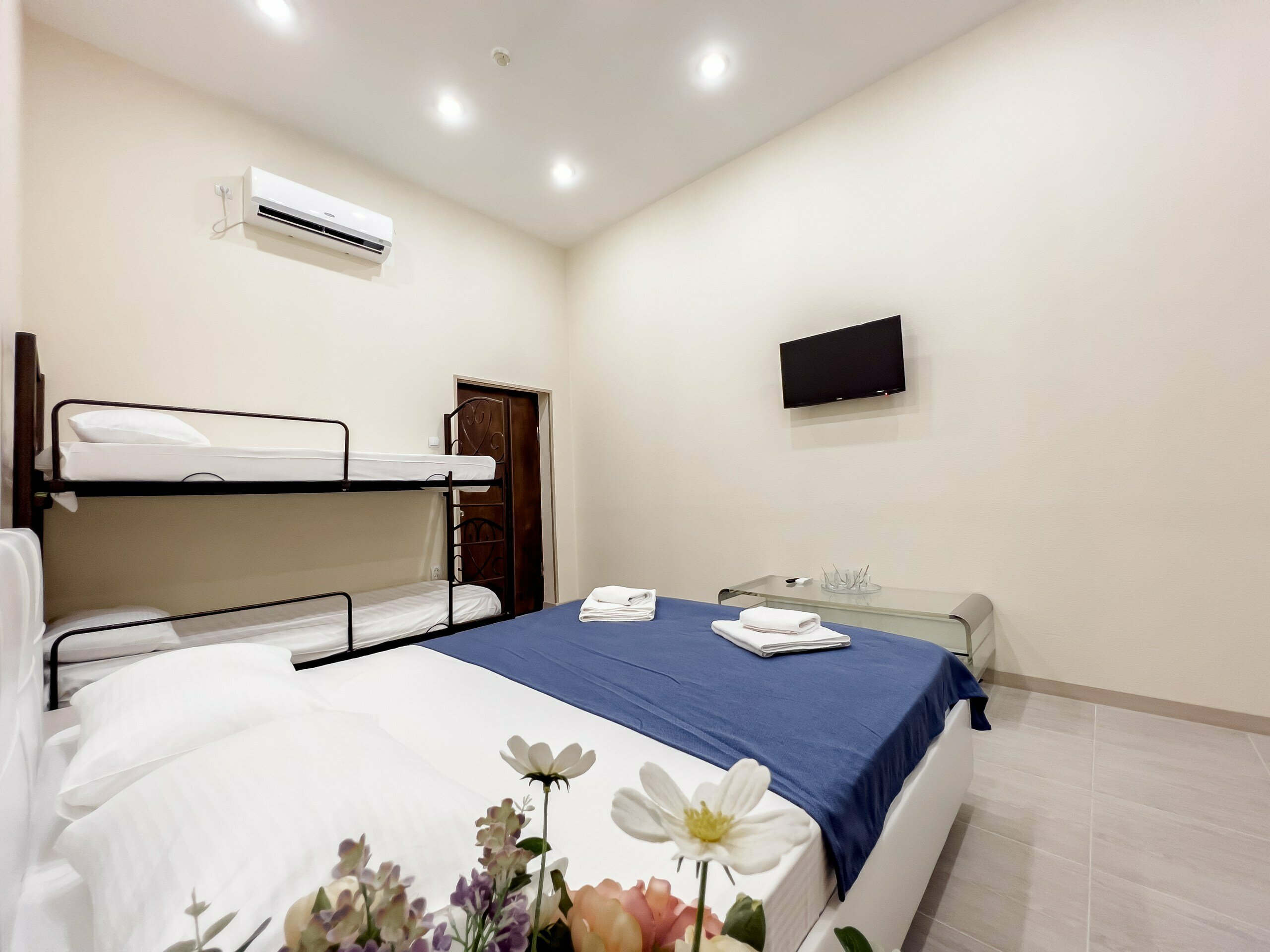 Cемейный номер с собственной ванной комнатой