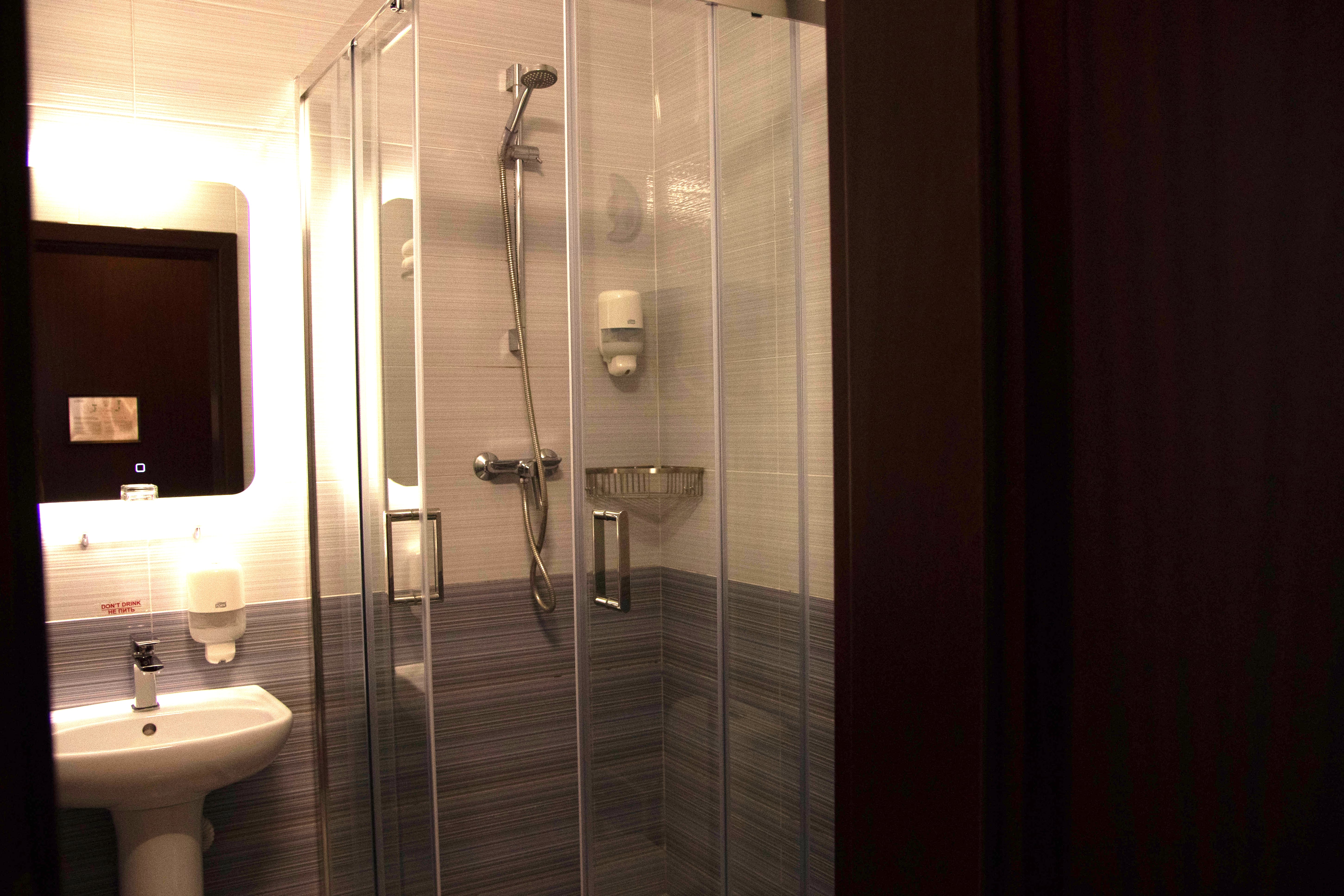 Двухместный стандарт с двумя односпальными кроватями с видом на театр и море