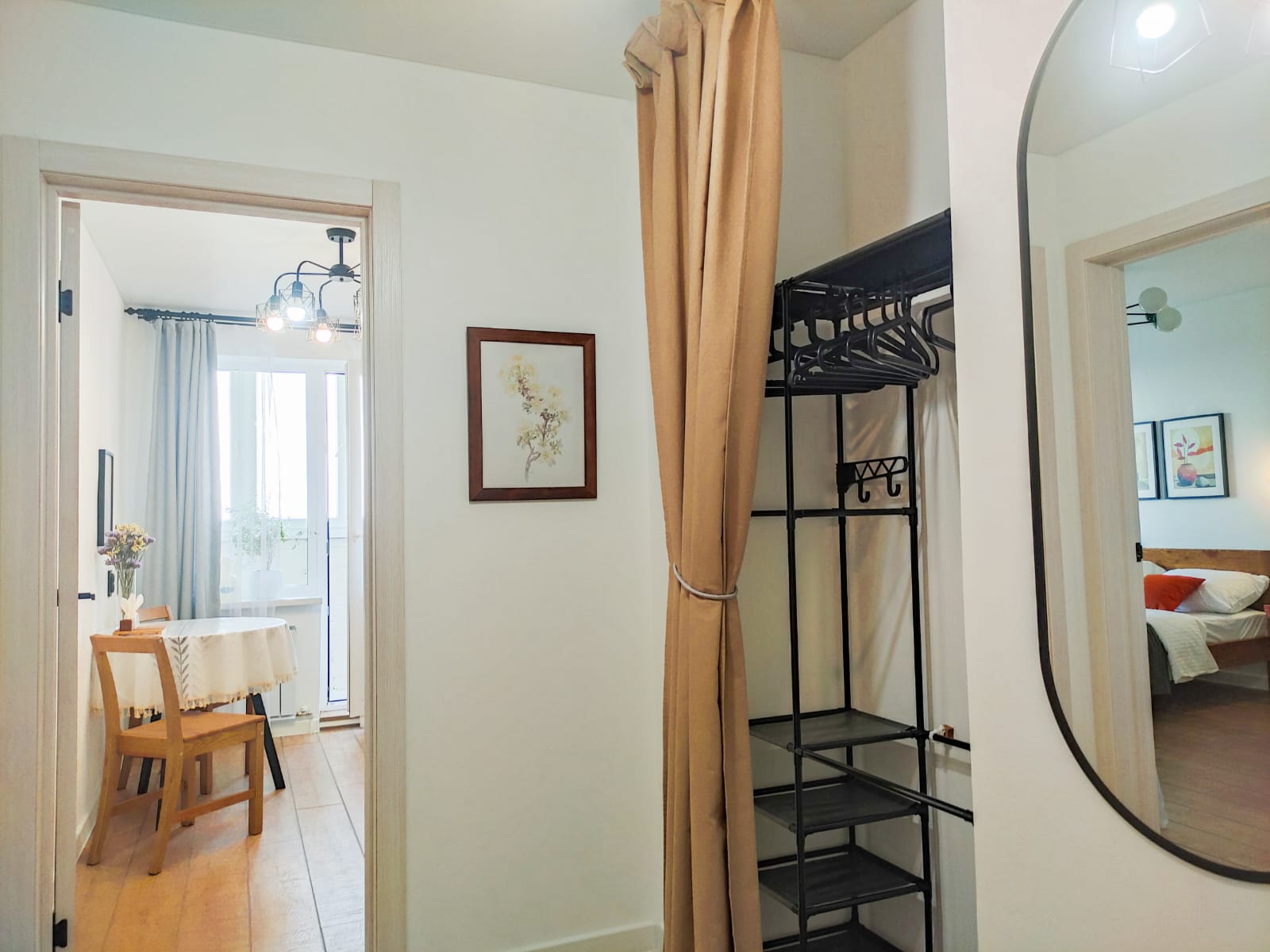 Классный Домик. 1-комнатная квартира с видом на город и облака