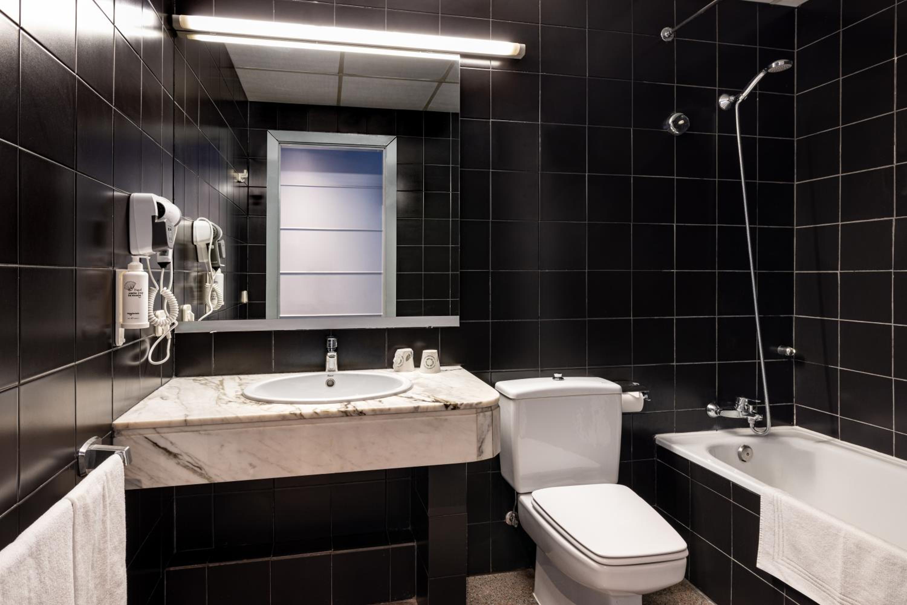 Family Room (2 Adults + 2 Children)