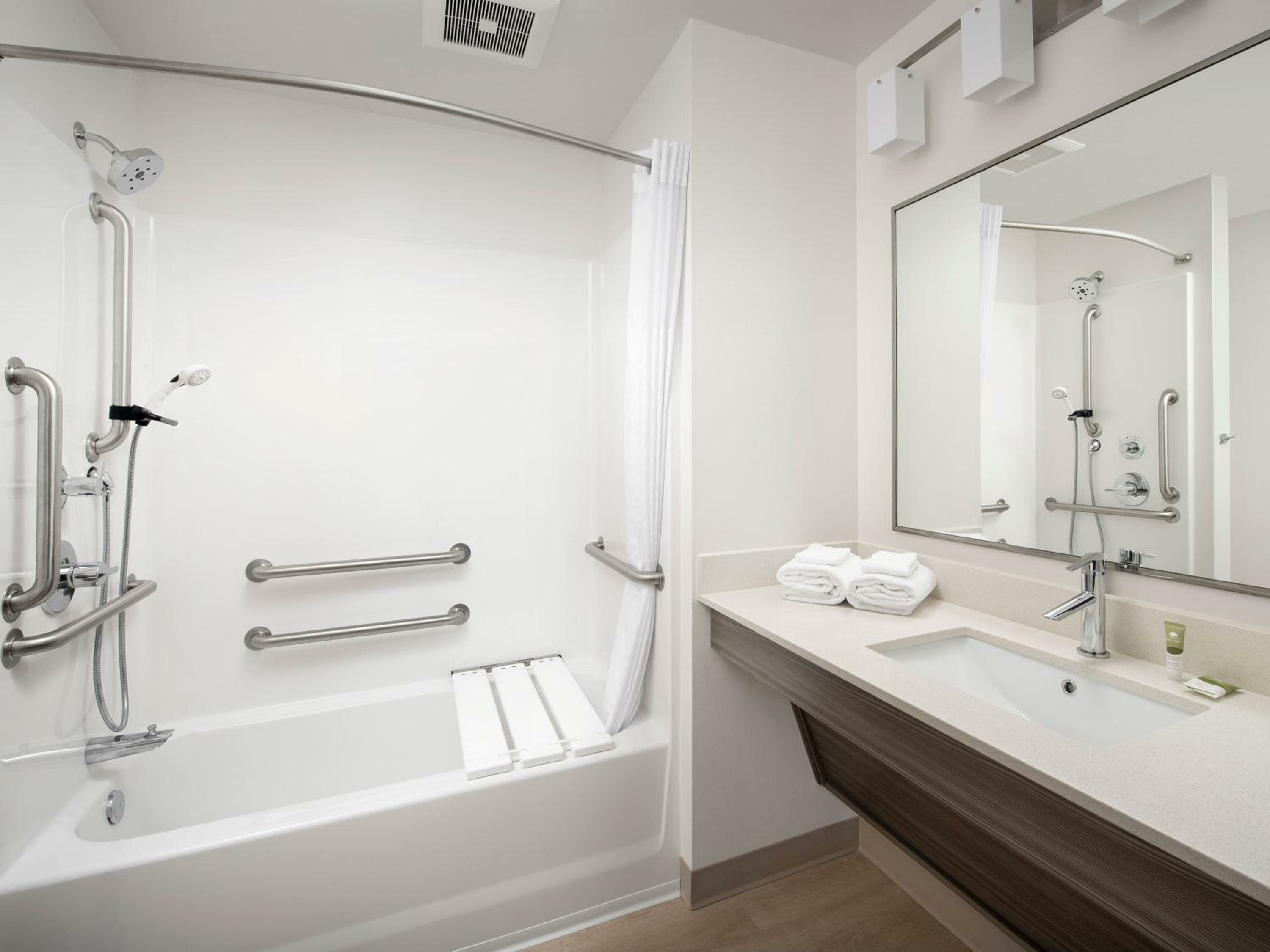 Queen Room  with Tub - Disability Access/Non-Smoking