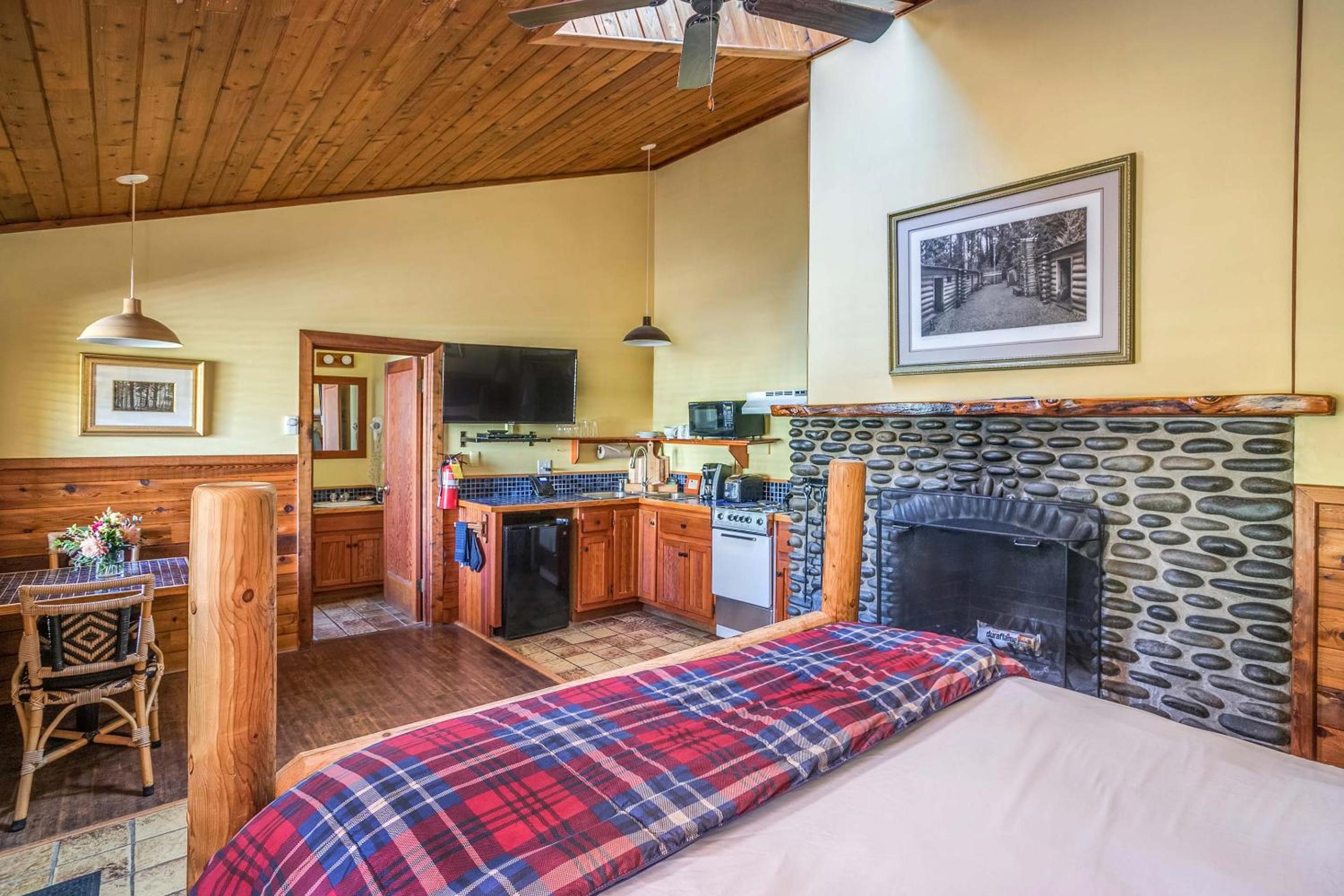 Hearthstone Inn - Clatsop Queen (Children and Pet Friendly)