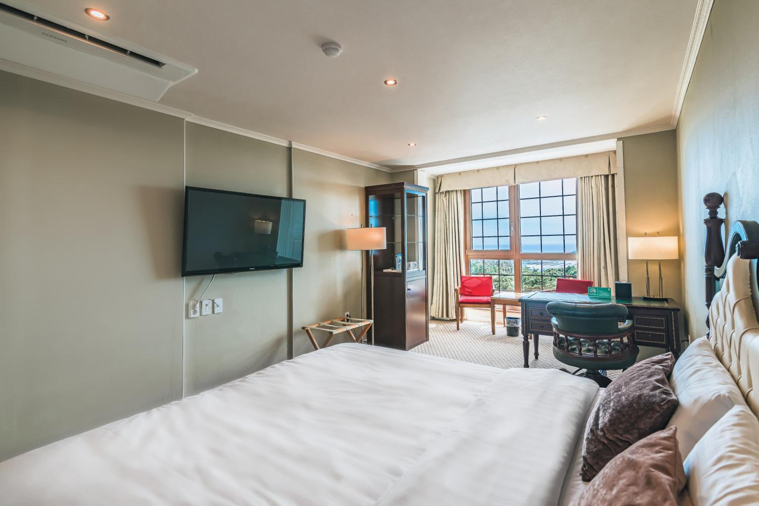 Standard King Room with Sea View