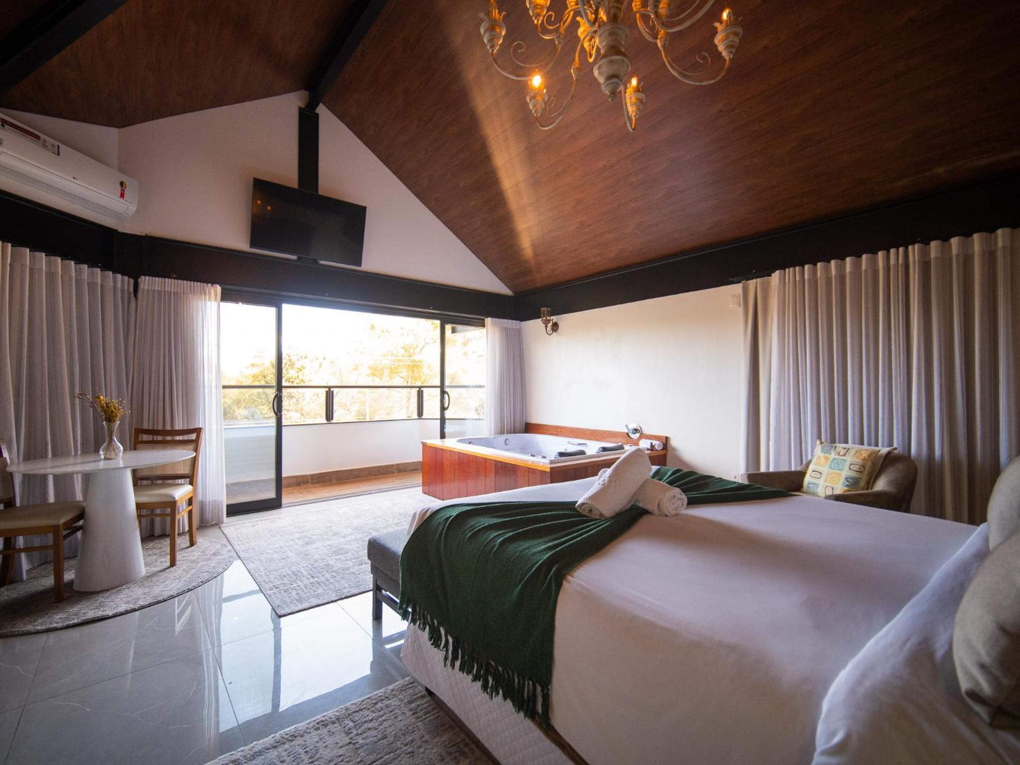 Premium Suite with Hydro and View