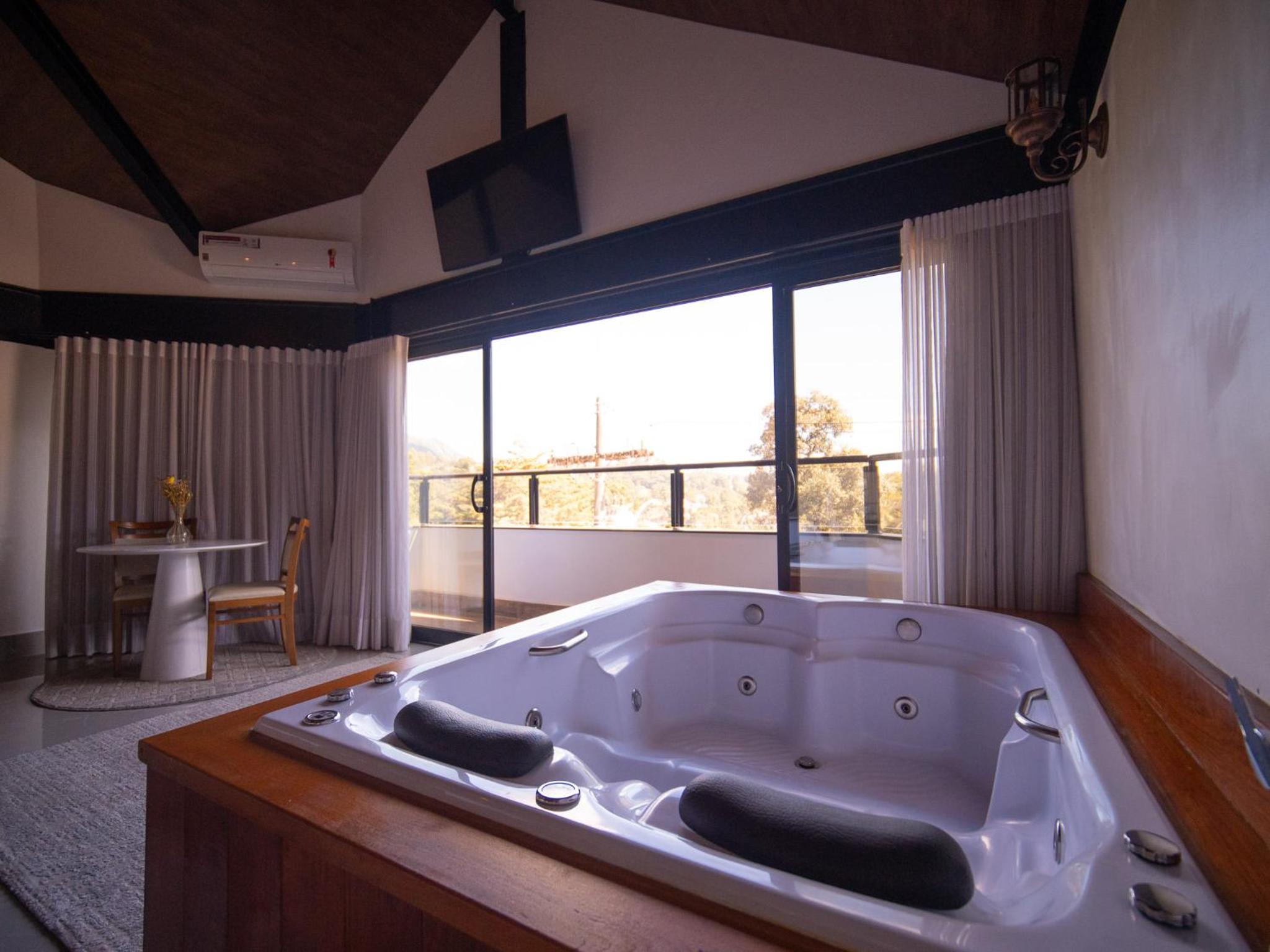 Premium Suite with Hydro and View