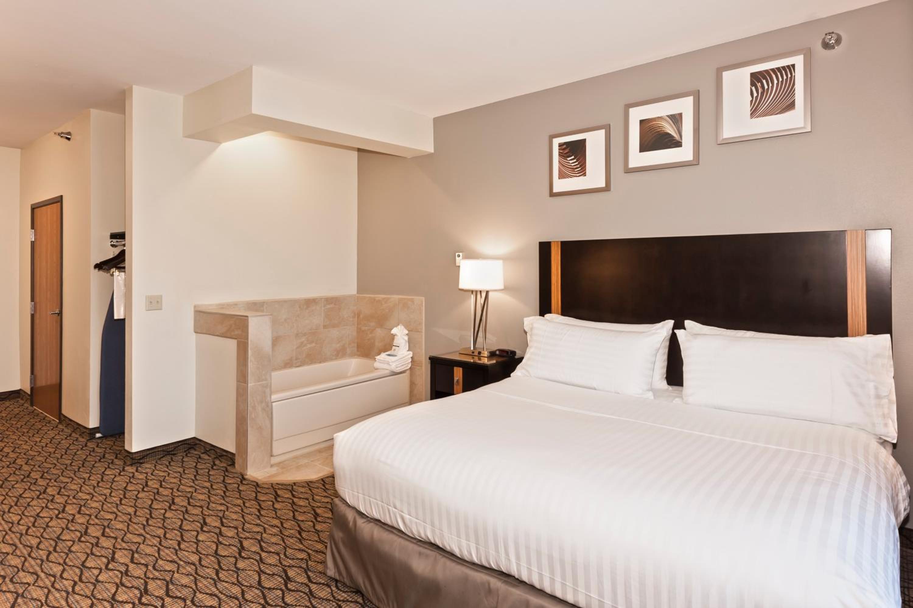 Standard King Room with Mobility Accessible Tub