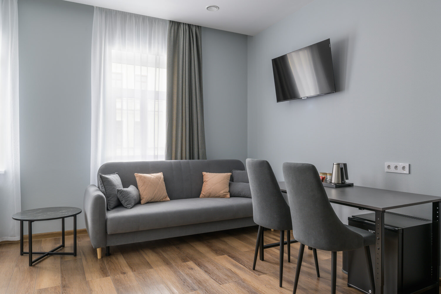 Бизнес с двуспальной кроватью и диваном №2