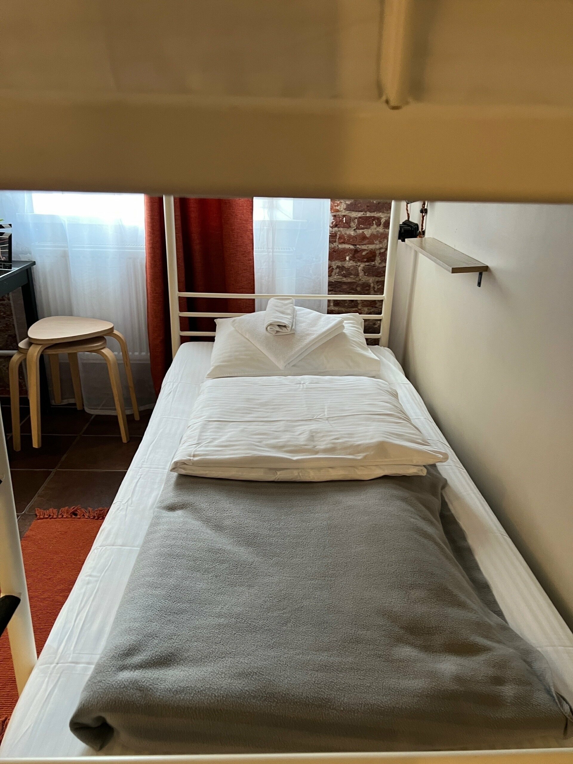 Кровать в мужском шестиместном номере