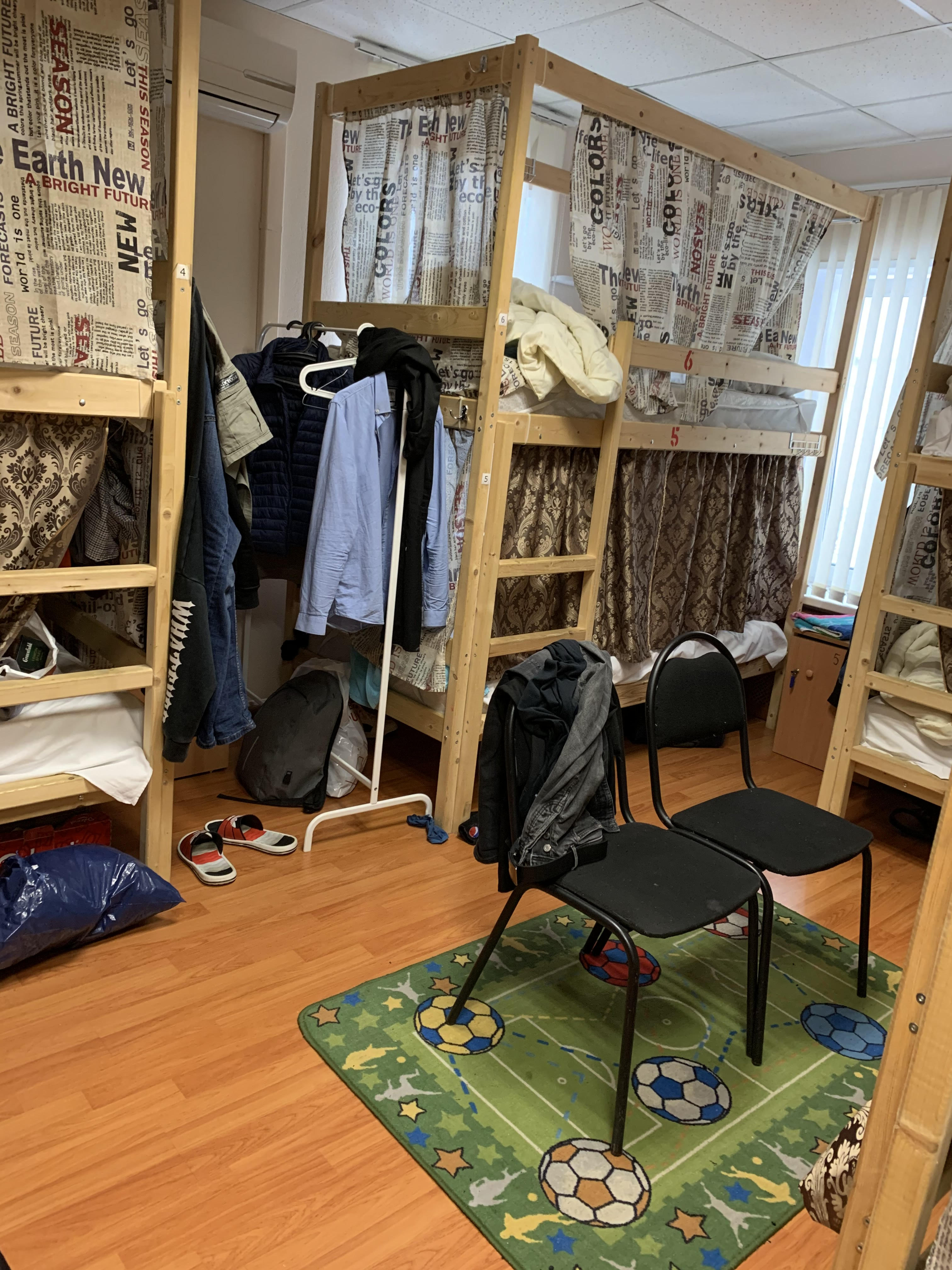 Кровать в общем 8-местном номере для мужчин