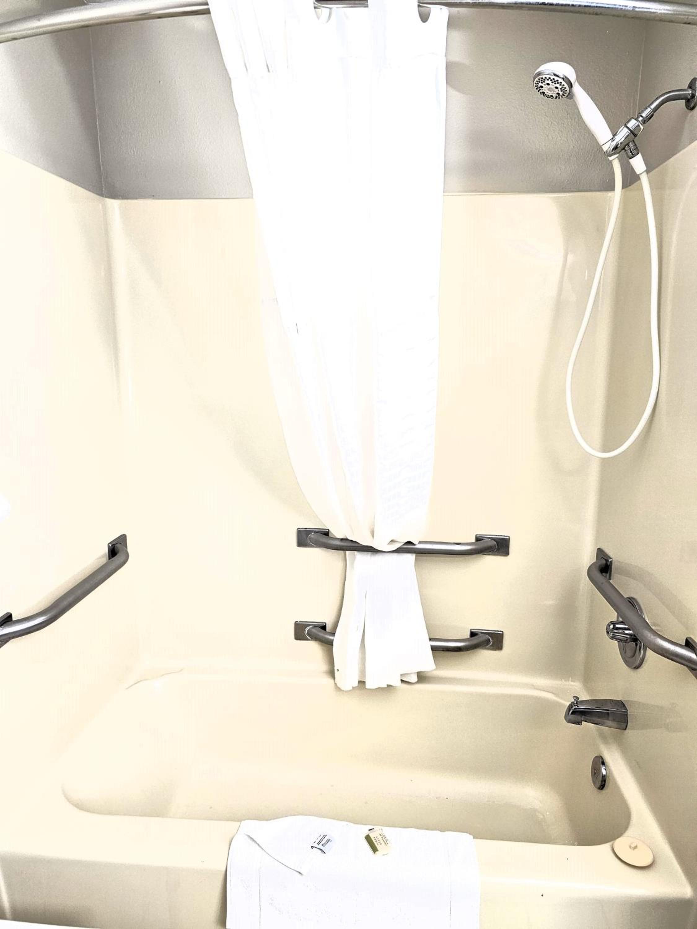 Queen Room - Disability Access - Non-Smoking