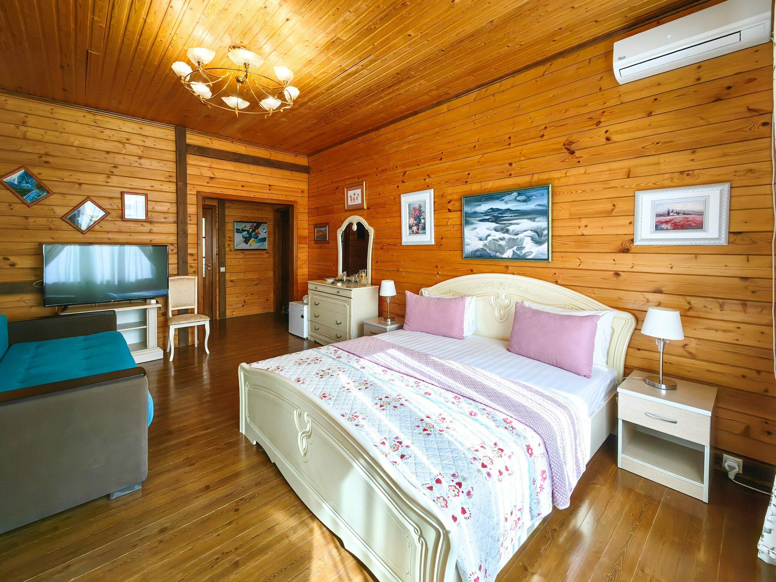 Семейная комната с видом на горы