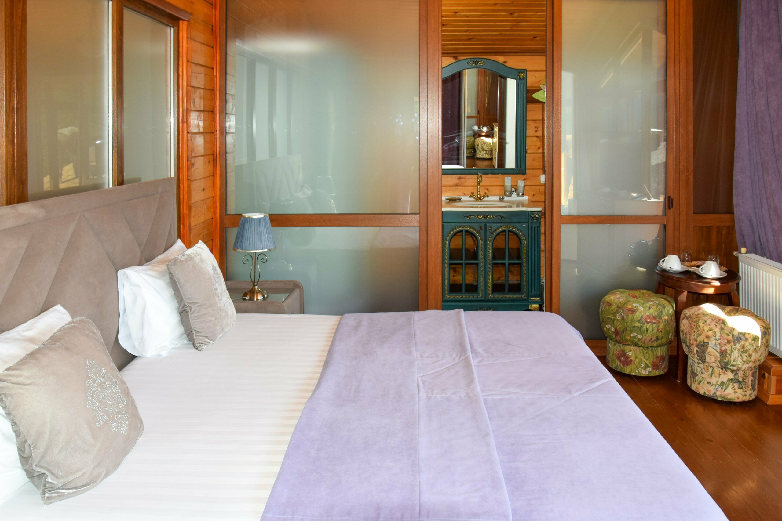 Панорамная комната с балконом