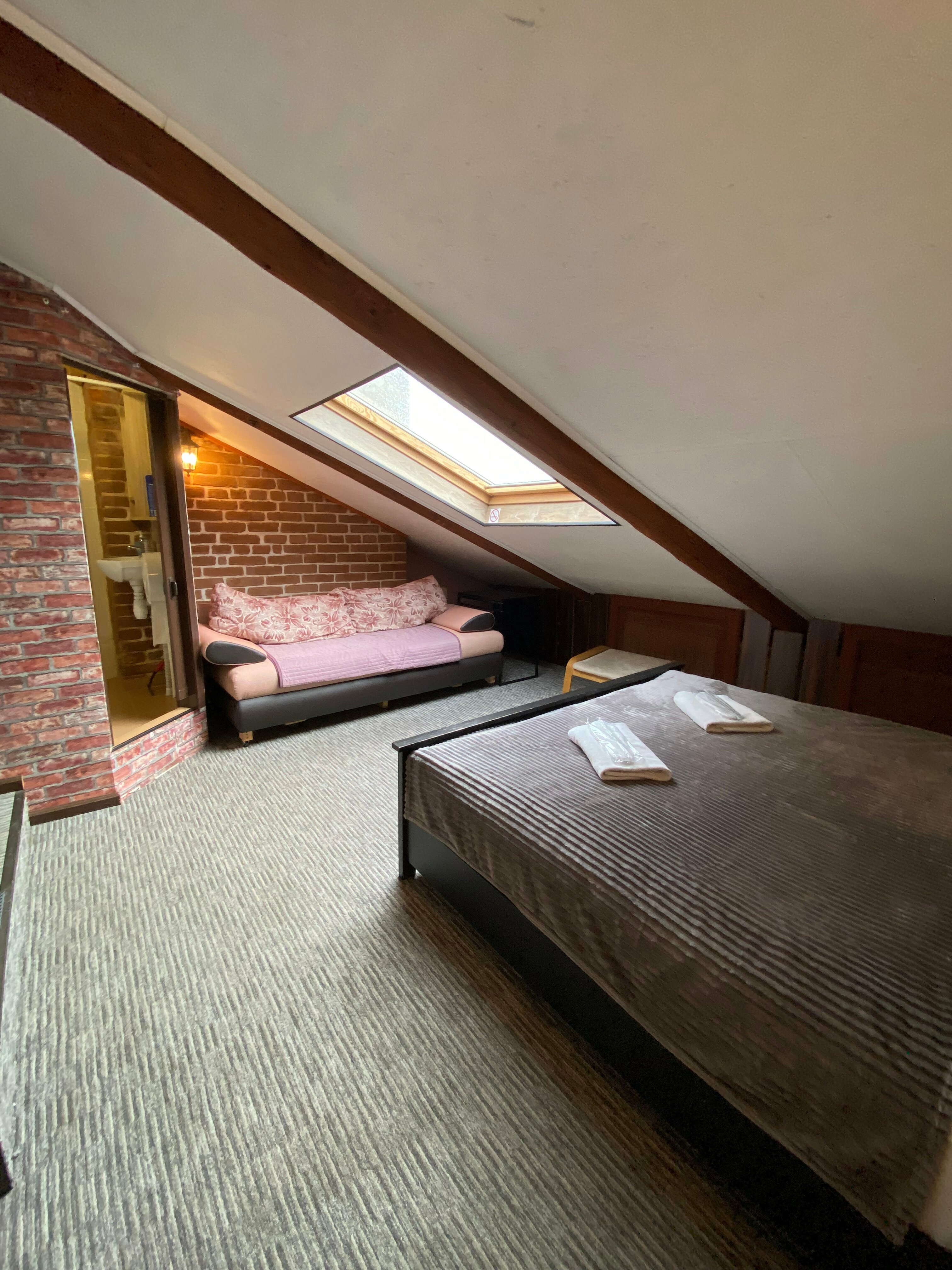 Трехместный номер с собственной ванной комнатой