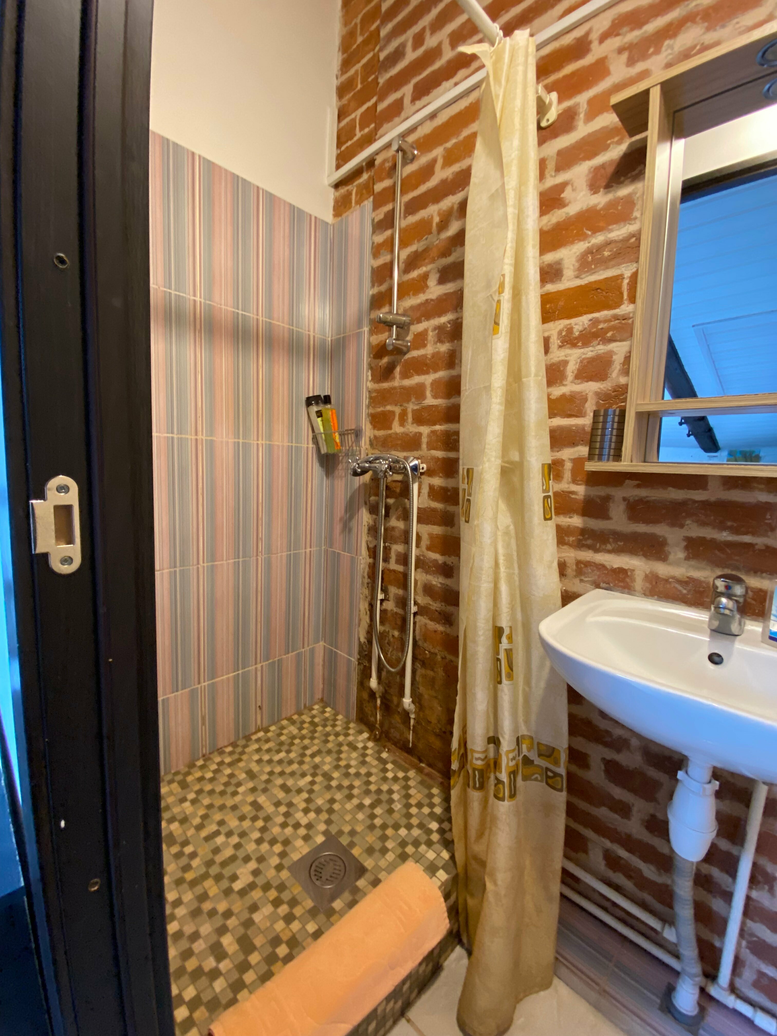 Четырехместный номер с душем