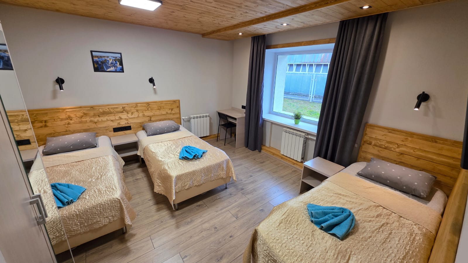 Трехместный номер с общей ванной комнатой