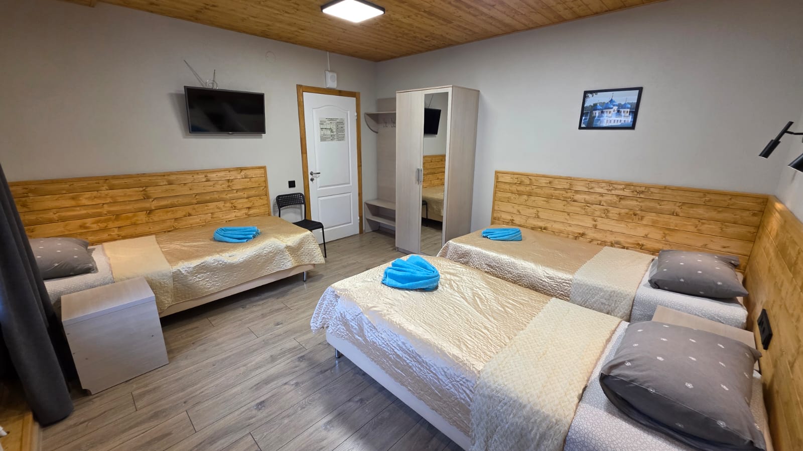 Трехместный номер с общей ванной комнатой