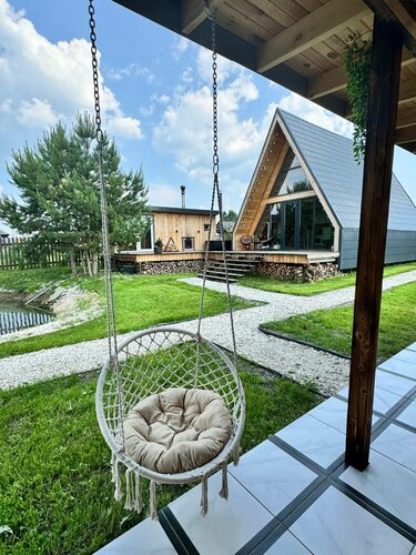 Дом у пруда