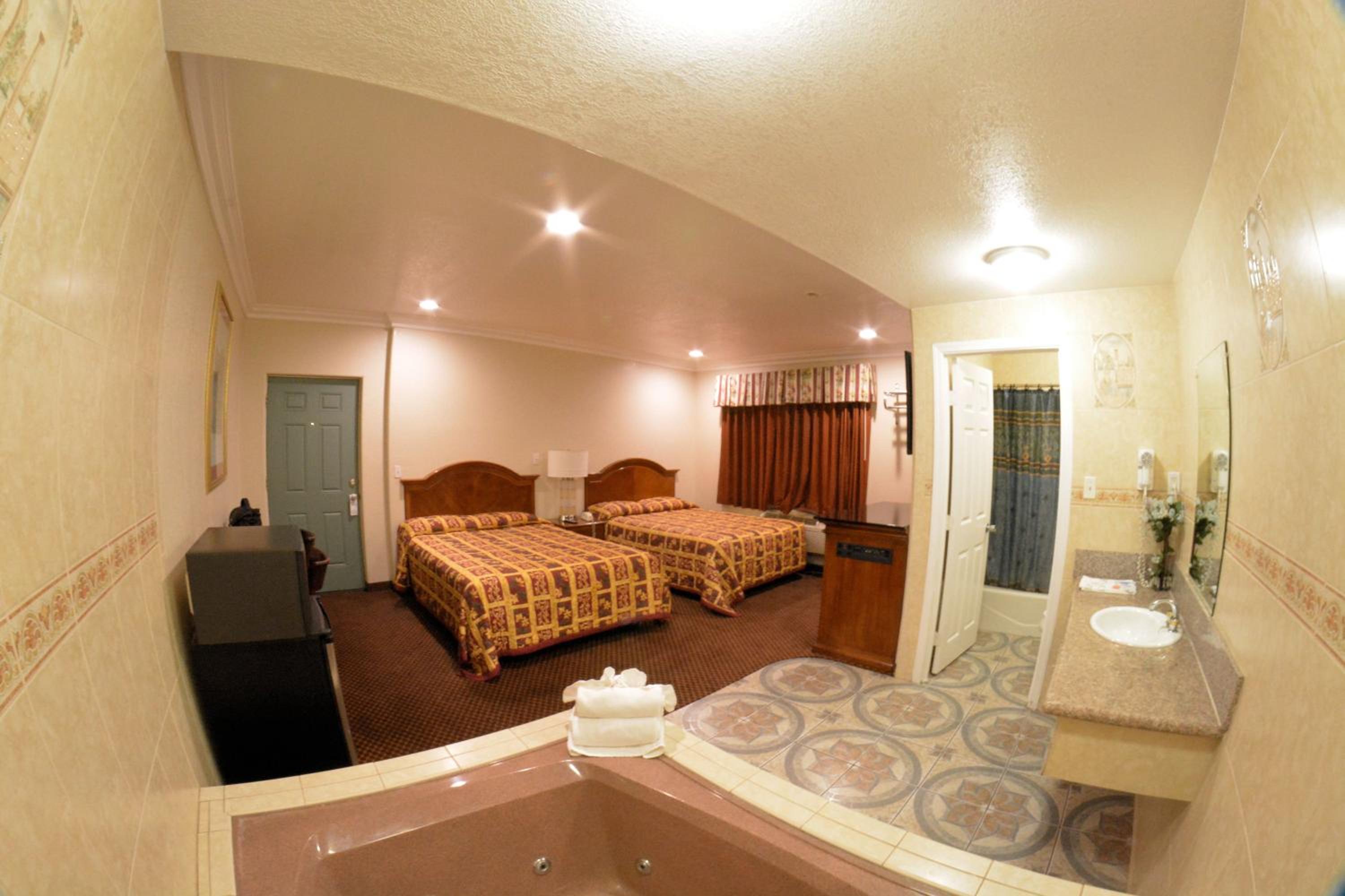 Deluxe Queen Room with Two Queen Beds and Spa Bath