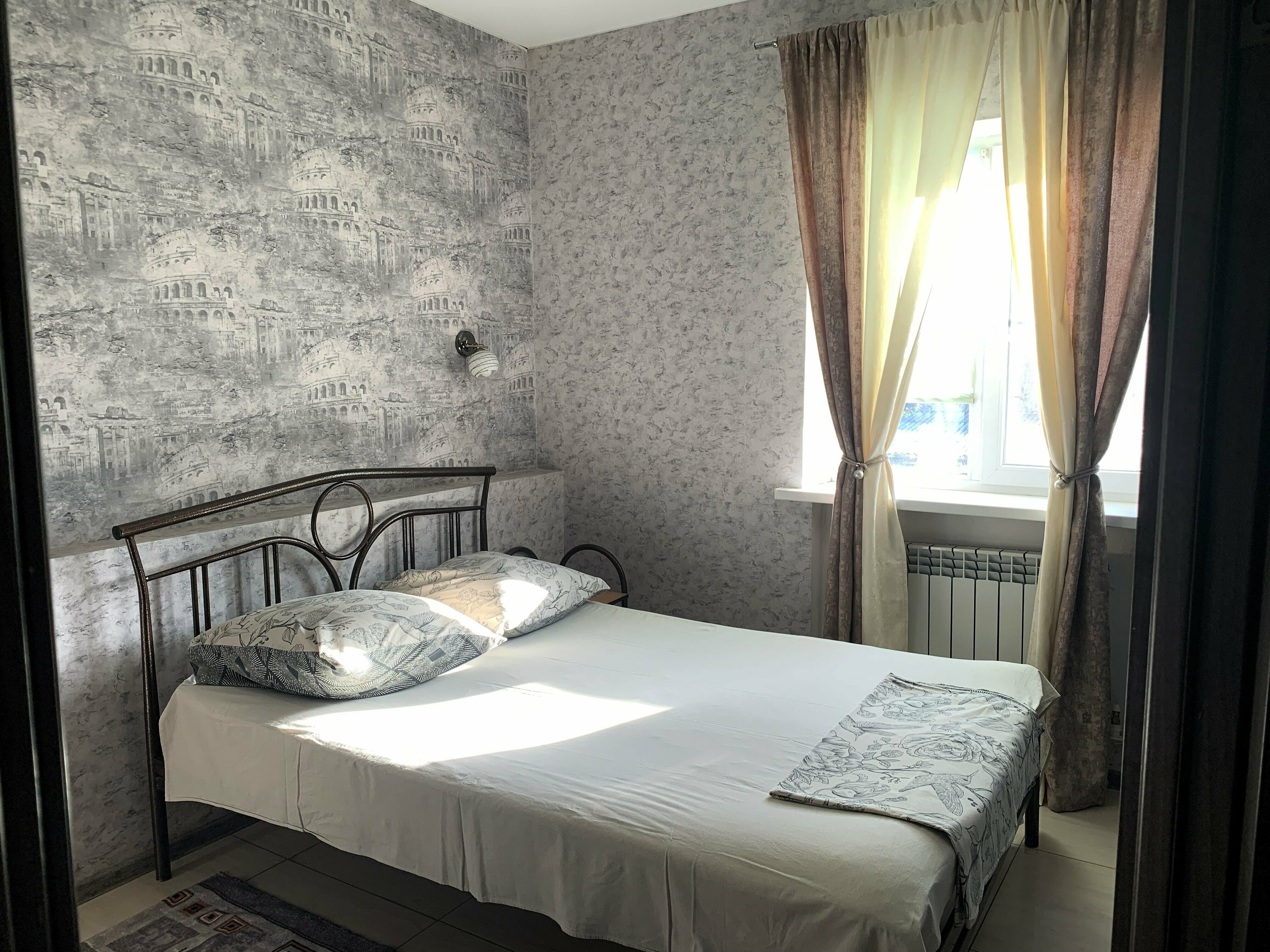 Двухкомнатный номер с двуспальной кроватью и двумя односпальными