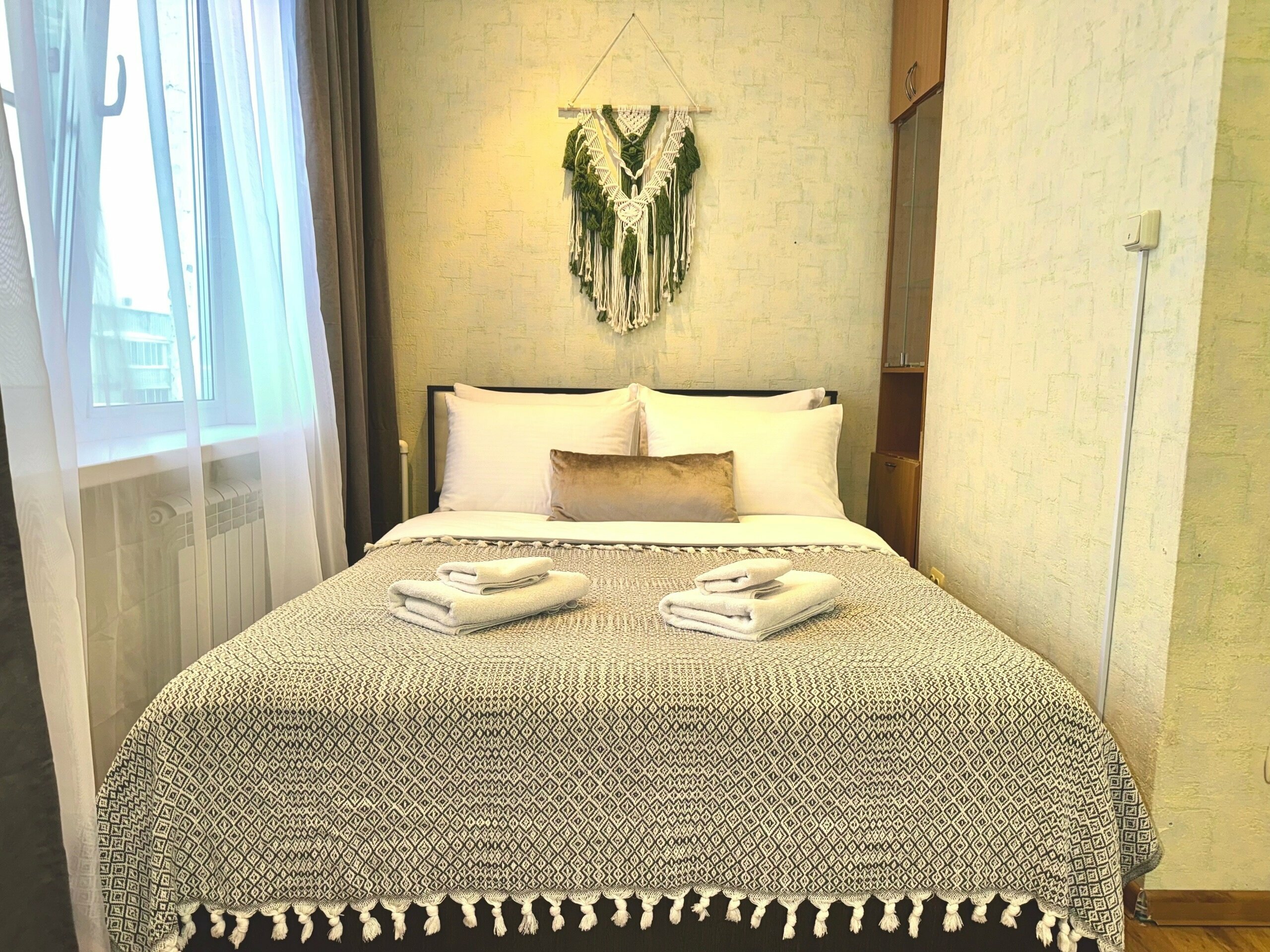 Стильная однокомнатная с большой кухней у ДК Металлургов