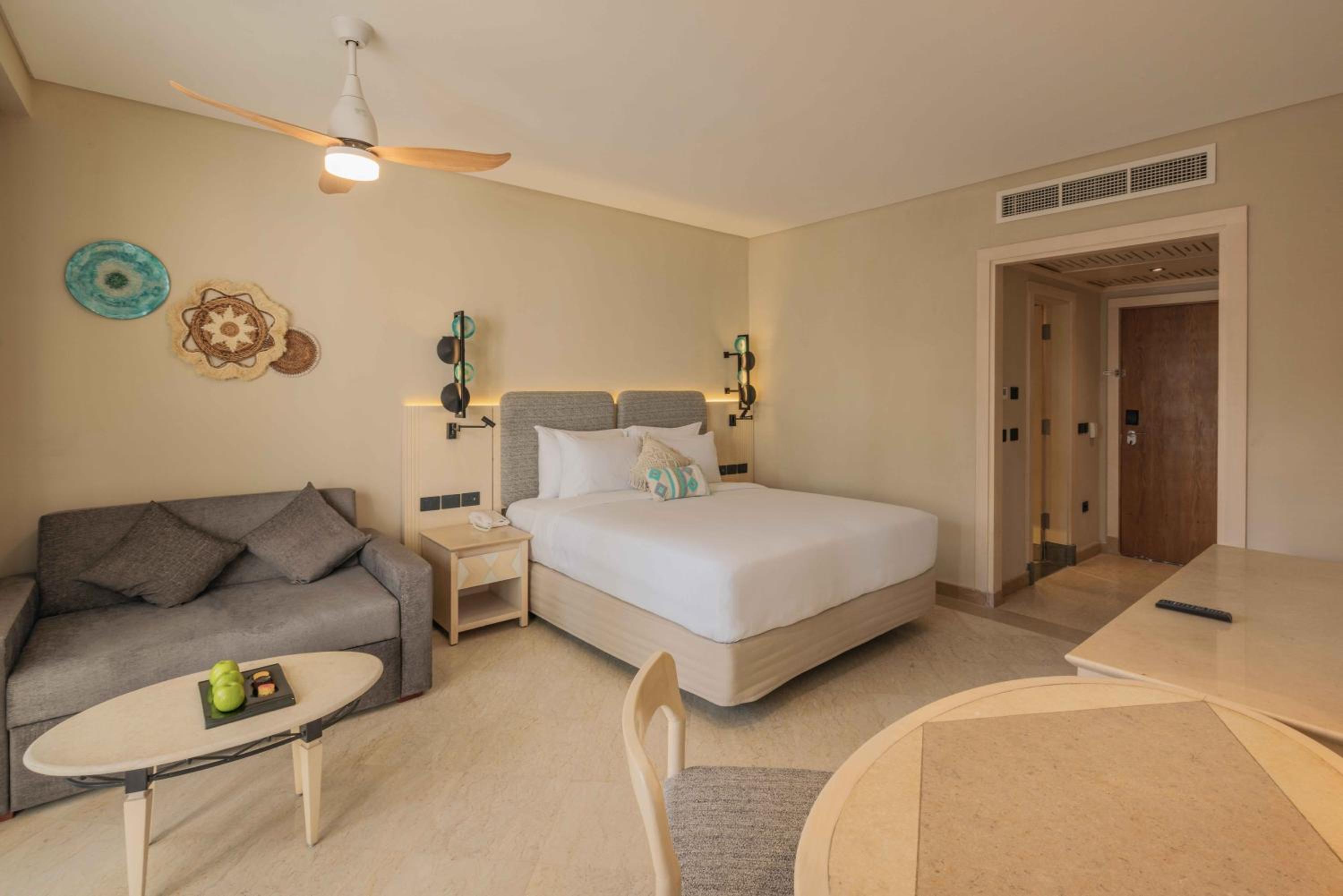 Deluxe, Queen or Twin Bed, Garden View