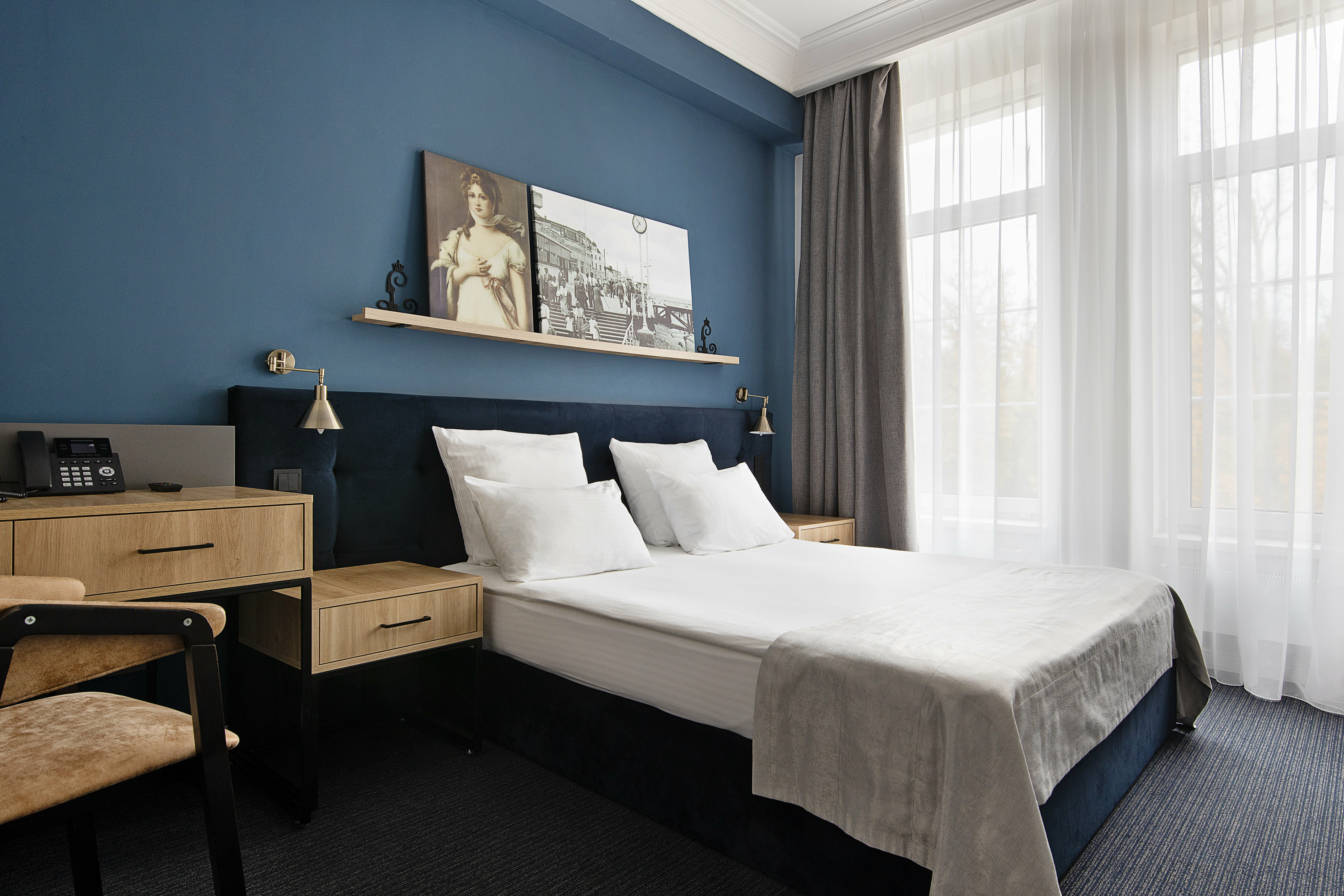 Стандартный номер с видом на город и большой двуспальной кроватью