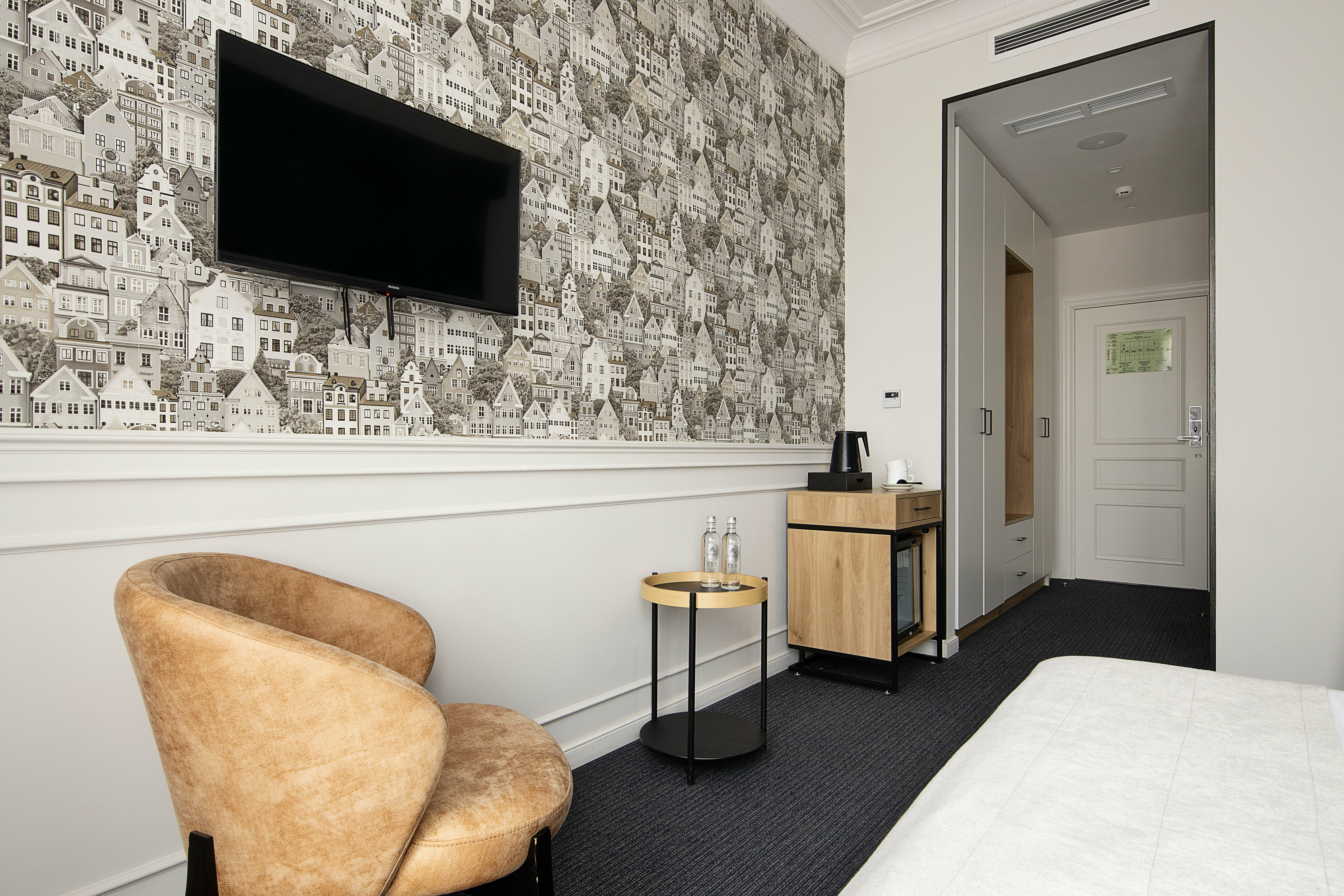 Стандартный номер с видом на город и большой двуспальной кроватью