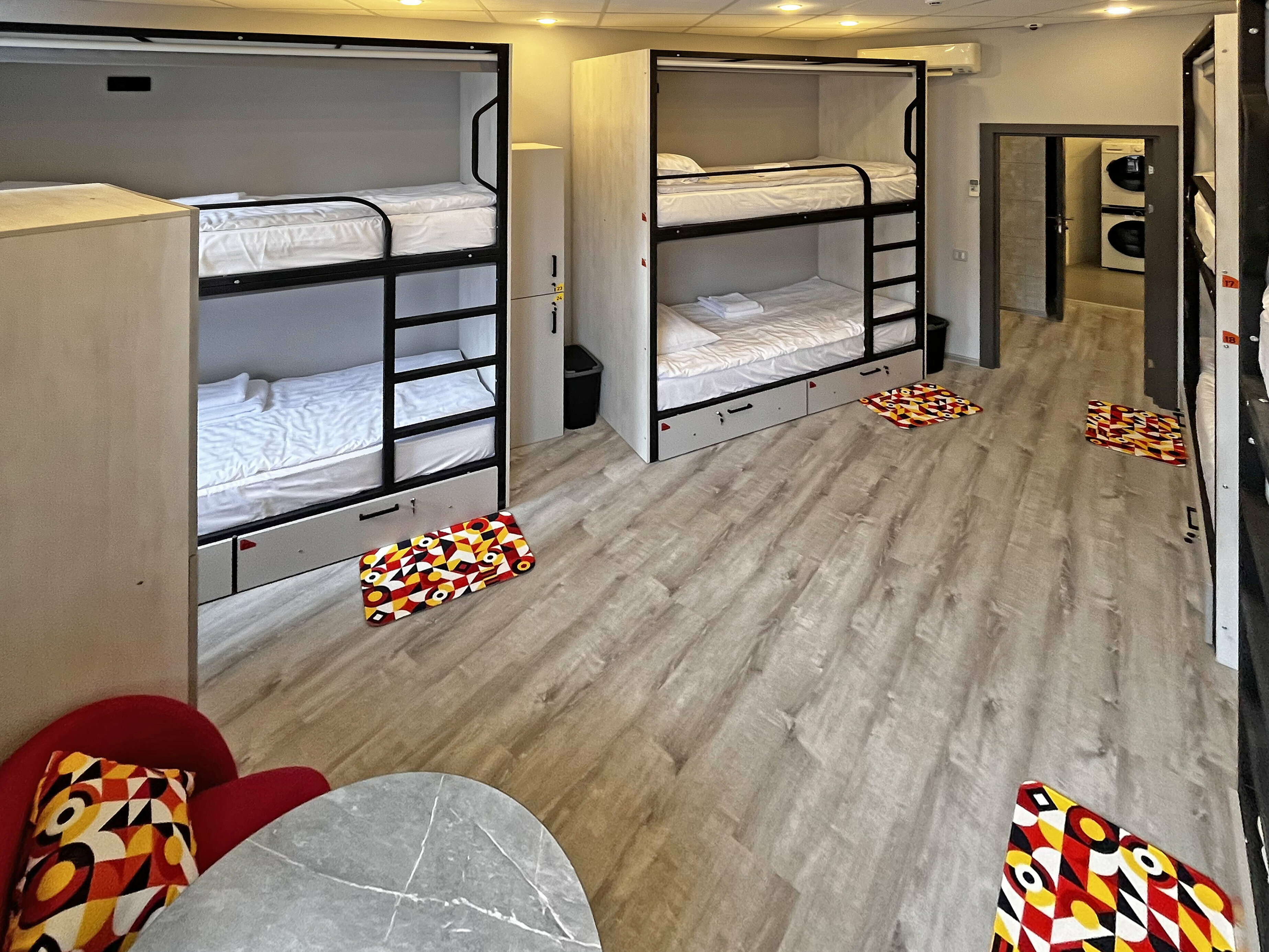 Кровать в общем 8-местном номере для женщин