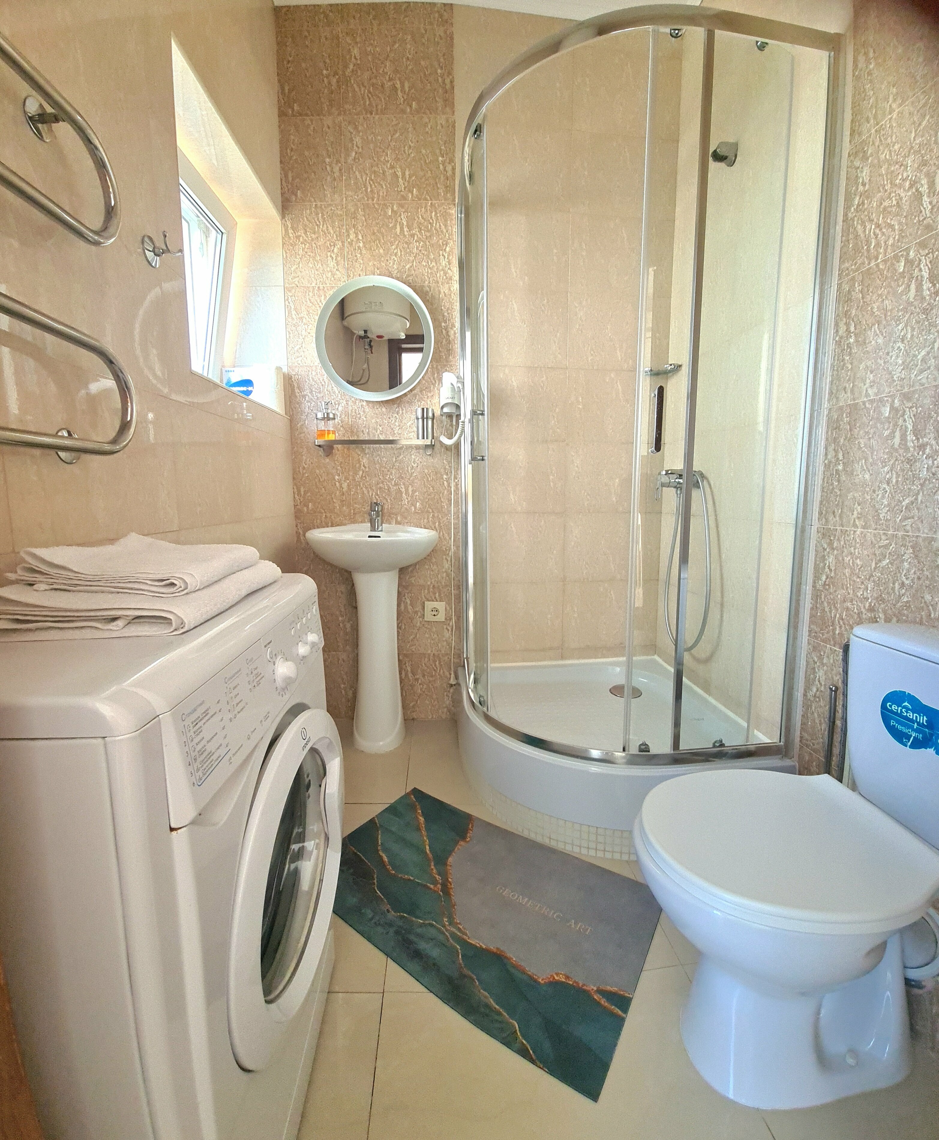 Номер  с двуспальной кроватью с  видом на море и Парк Победы