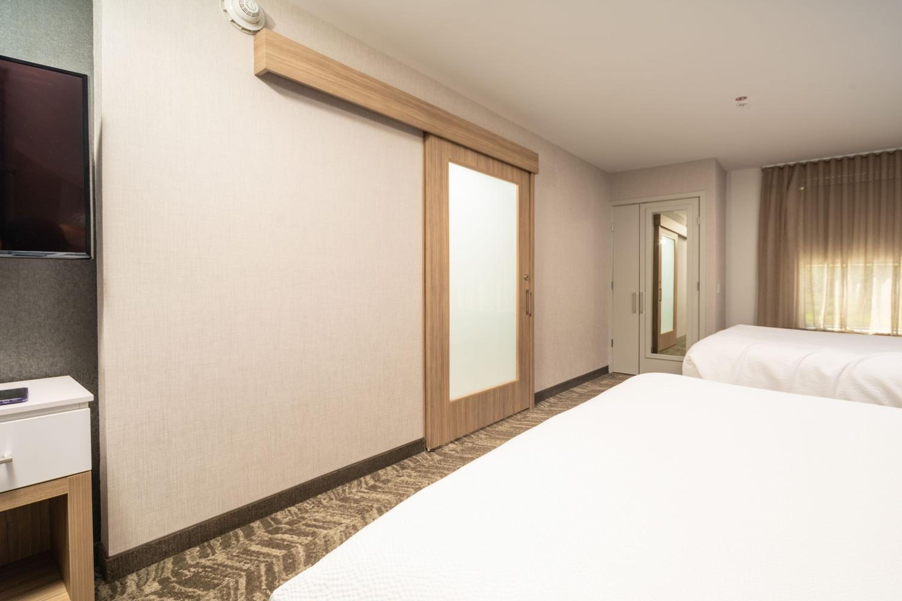 Suite with 2 Queen Trundle Beds 