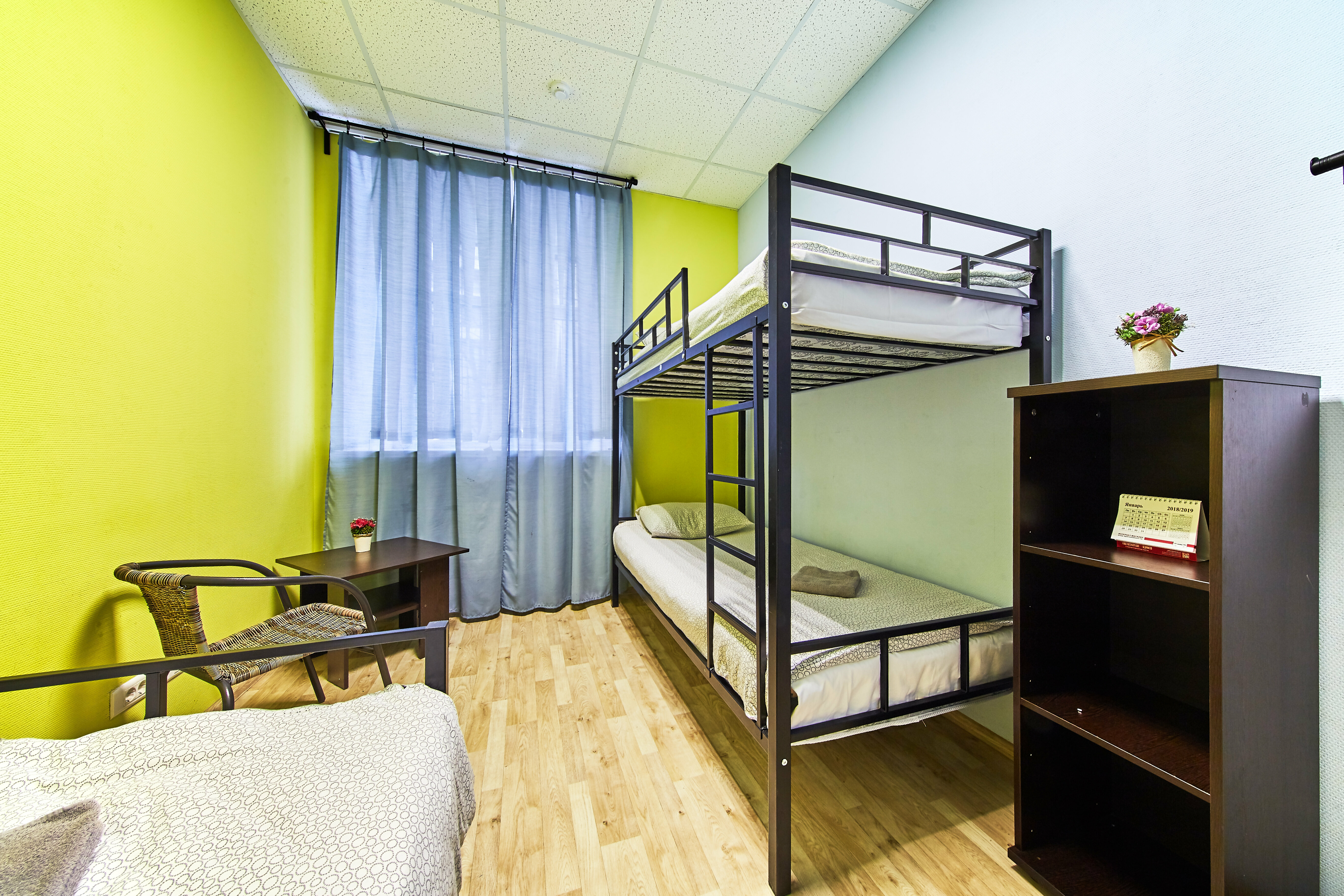 Кровать в общем номере для мужчин с 4 кроватями