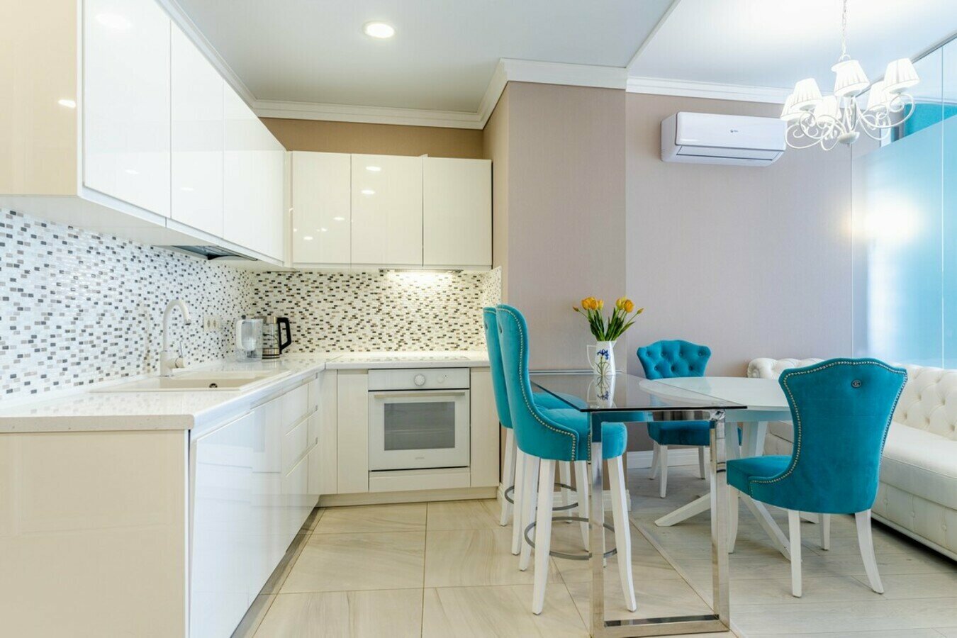 Дизайнерский апартамент люкс с балконом! Пляж и набережная в 5 минутах! Центр Сочи!