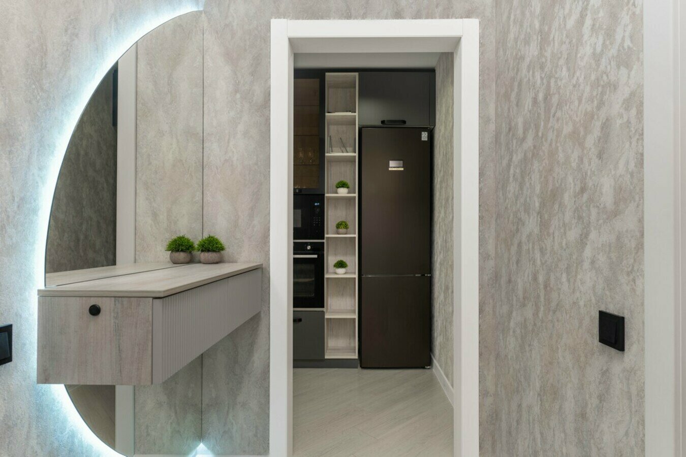 Двухкомнатный люкс с балконом! Дизайнерский ремонт! 5 минут до пляжа, центр Сочи!