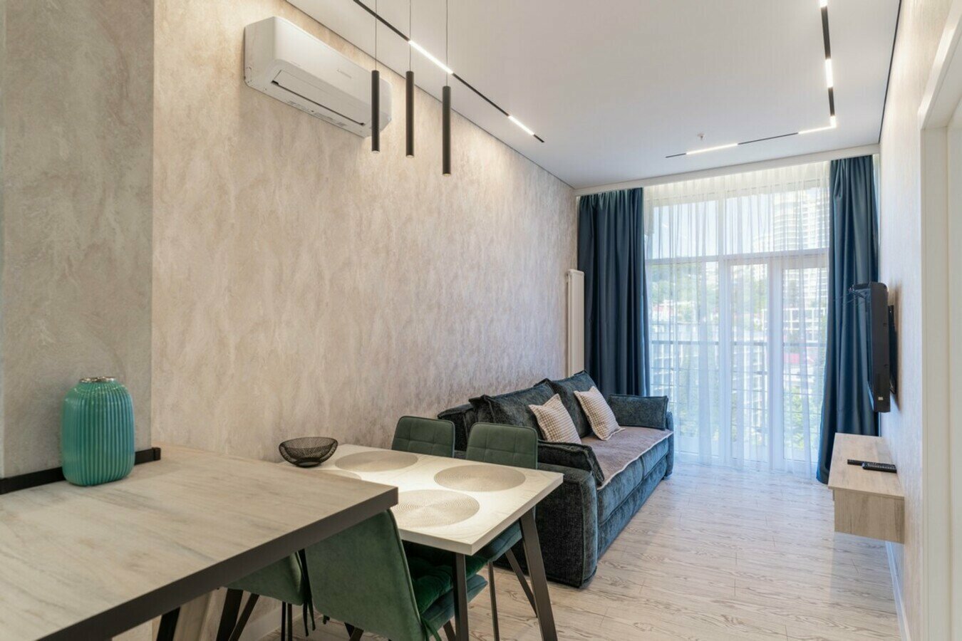 Двухкомнатный люкс с балконом! Дизайнерский ремонт! 5 минут до пляжа, центр Сочи!