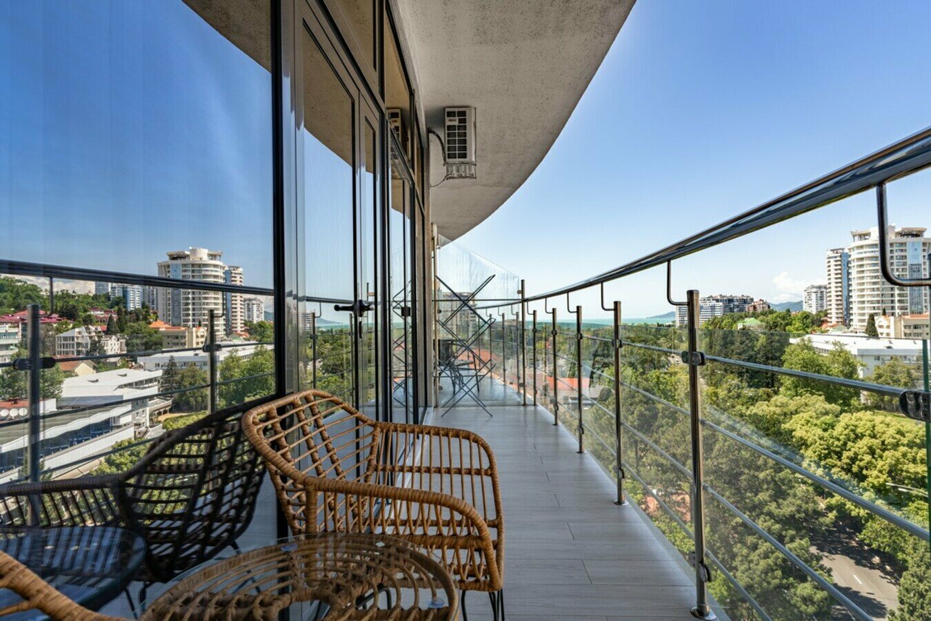 Двухкомнатный люкс с балконом! Дизайнерский ремонт! 5 минут до пляжа, центр Сочи!